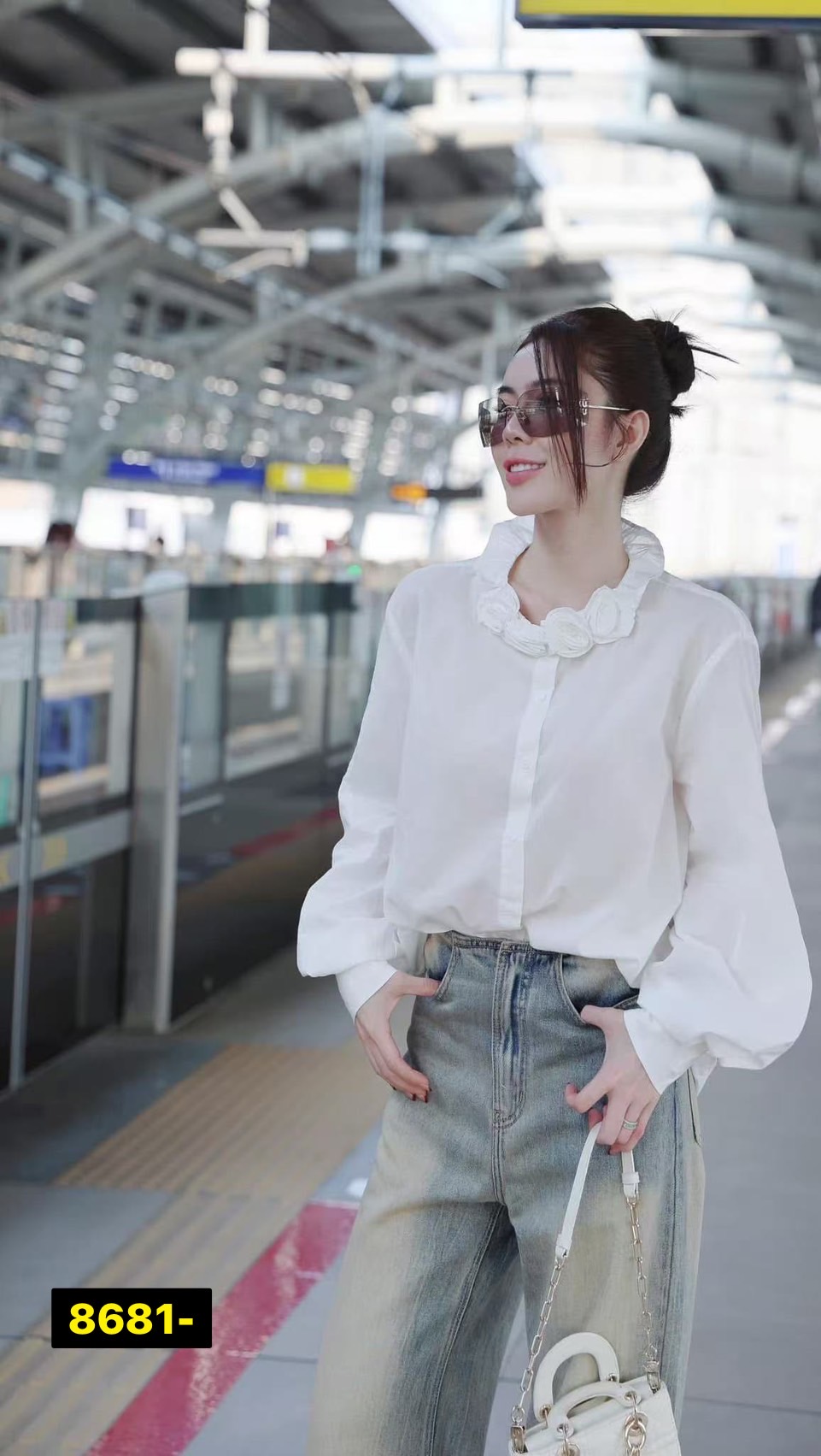 Setเสื้อทรงเชิ้ต ผ้าดี๊ดี ผ้าดีมากๆ ทรงOver.size ทรงปล่อยๆ ใส่สบายๆ ด้านหน้ามีกระดุมแกะใช้งานได้จริง +++มาพร้อมกางเกงยีนส์ขายาว ที่แมชกันได้อย่างลงตัว มีกระเป๋าใช้งานได้จริง มีกระดุมและมีซิปหน้า +++ มาพร้อมเข็มกลัด 4อัน
