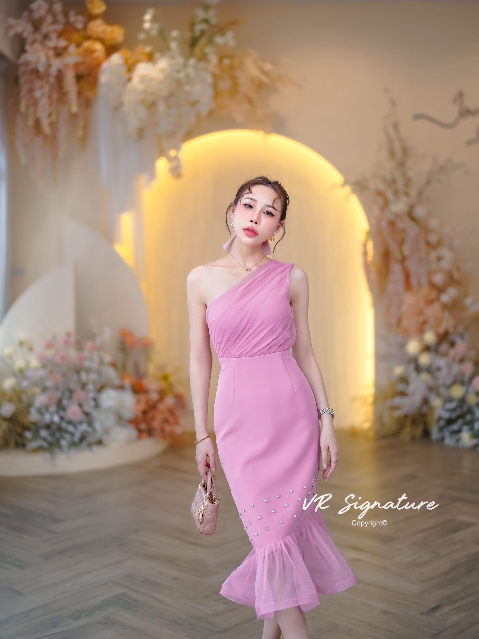 Dress ยาว ไหล่เฉียง แต่งผ้าชีฟองจับจีบซ้อนด้านหน้า พาดด้านหลังยาวสวย อกมีฟองน้ำจัดทรงให้ค่ะ เอวเข้ารูป กระโปรงยาวทรงสอบ ดีเทลปักเพชรชายกระโปรง ช่วงชายแต่งผ้ามุ้งระบายรอบชุดสวยมากค่ะ เนื้อผ้าหนา เป็นทรงสวย มีซับในทั้งชุด ต้องมีติดตู้นะคร่าาา... ใส่ออกมาแล้