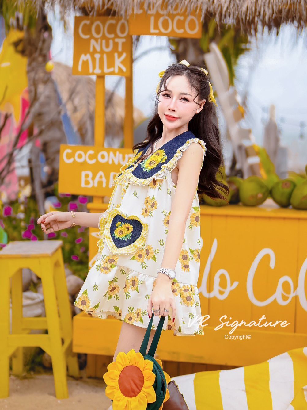 Set เดรสสั้นแขนกุด คอปกแต่งระบายลูกไม้ ปักลายดอกไม้ช่วงปก ผูกโบว์ช่งงคอ ติดกระดุมเรียงด้านหน้า แต่งปักหัวใจแต่งระบายลูกไม้ช่วงตัว ทรง oversize ใส่สบาย มีกางเกงขาสั้นเข้าชุดให้ด้วยค่ะ เนื้อพิมพ์ลายเนื้อดี มีซับในทั้งชุดค่ะ
