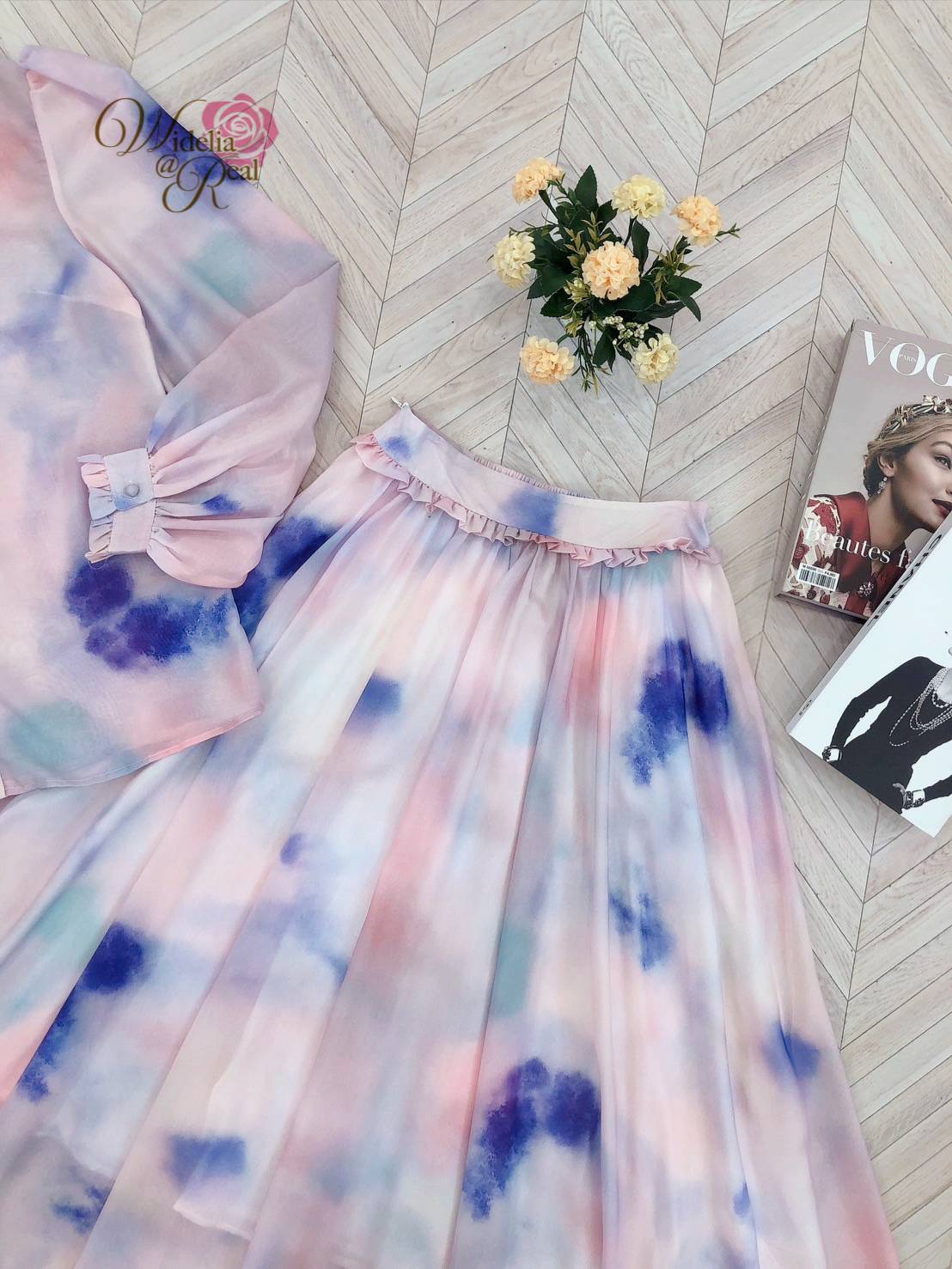 Dress เดรสตัวยาว คอวี แขนยาวพองทรงสวย มีเข็มขัดเพิ่มความกระชับ กระโปรงยาวพริ้วสวย พิมพ์ลาย ดอกไม้ เนื้อผ้าอย่างดี งานเกรดพรีเมี่ยม คัตติ้งสวย แนะนำเลย รับรองใส่ออกมาไม่ผิดหวัง บอกเลยห้ามพลาดเด็ดขาดงานดีงานสวยจริงต้อง Widelia @ Real