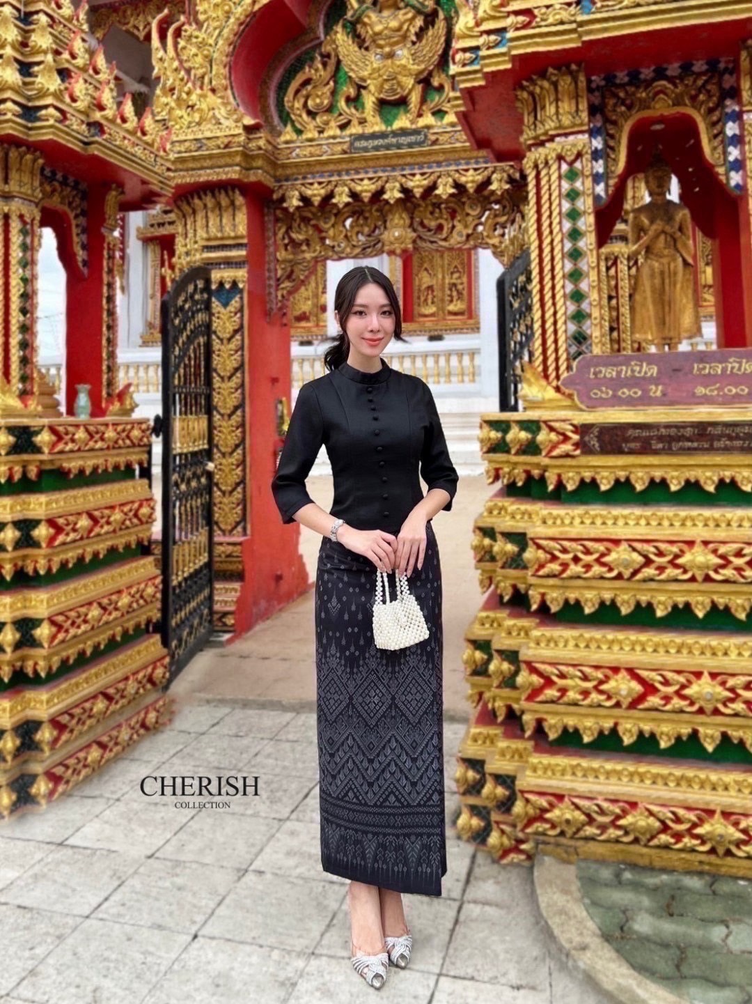 เช็ท 3 ชิ้น ชุดงานบุญ ชุดไทยหรือจะใส่เป็นธีมชุดเพื่อนเจ้าสาวก็เหมาะ ใส่ได้ทุก เทศกาล ดีเทล เสื้อคอกลมแต่งกระดุมเรียง แขน 3 ส่วน เสริมซับในอย่างดี ใส่คู่ผ้าถุงพิมท์ลาย เนื้อผ้าใส่สบาย มีเข็มขัด ไม่ว่าจะออกงานไหน ก็สวยยืนหนึ่งค่ะ