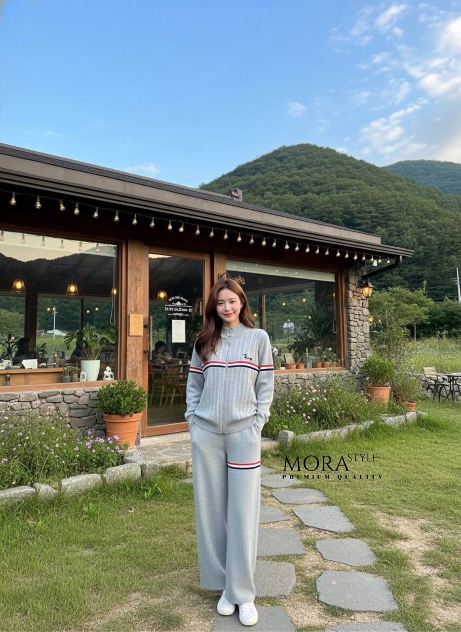 เซ็ตไหมพรม 2 ชิ้น เสื้อแขนยาวมีซิปรูดด้านหน้าผ้ายืดยืดหยุ่นใส่สบาย แต่งลายสวยเก๋ แมตช์เซทกับกางเกงขายาวใส่แมตช์สวยมากค่ะ