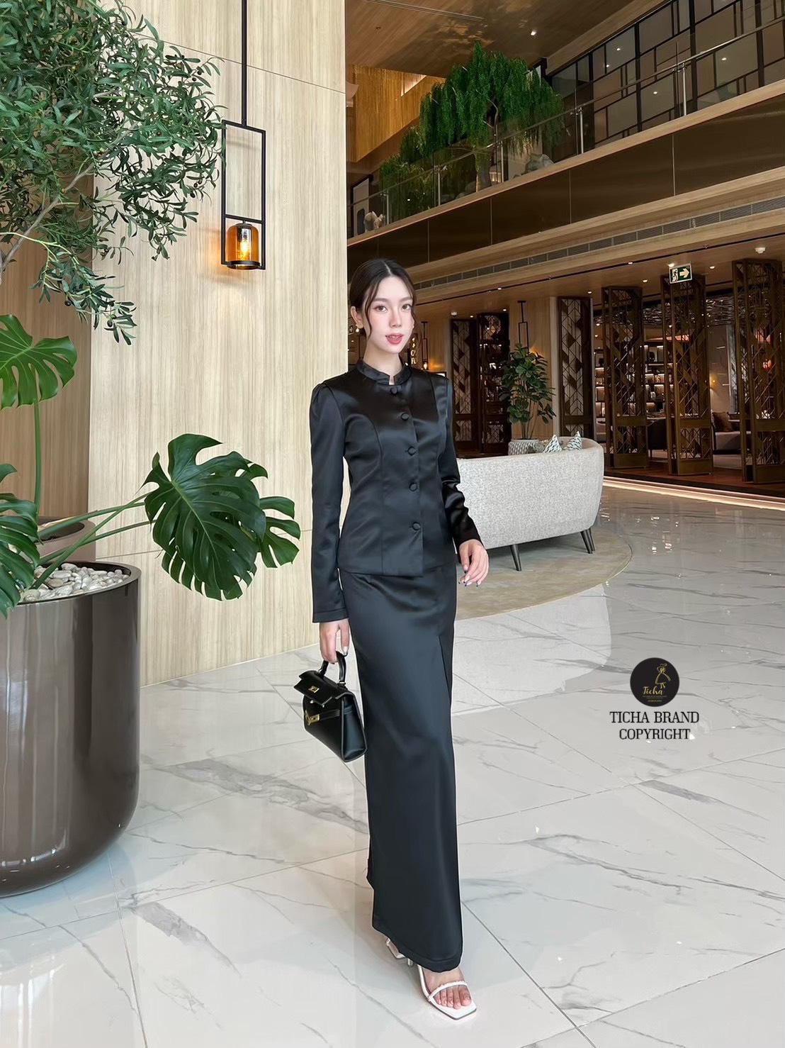 ชุดเซต2ชิ้น สีดำ ชุดไทยจิตรลดา เสื้อคอจีนแขนยาวแต่งกระดุมด้านหน้าใช้งานได้จริง มาคู่กับกระโปรงยาวทรงสอบดีเทลเย็บพับด้านหน้าให้ดูสวย ดีไซน์ผ่าหลัง (มีซิปหลัง) ทรงสวยเข้ารูปเป๊ะมาก