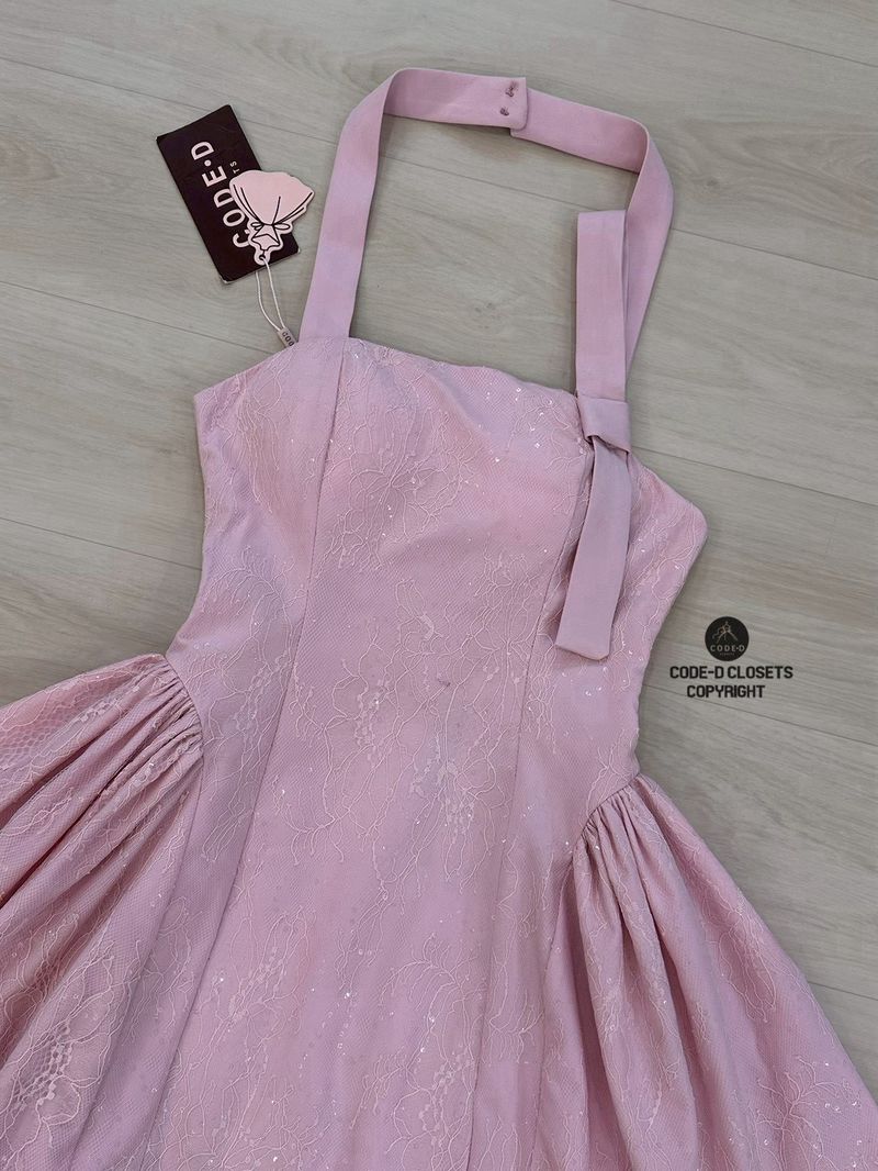 มินิเดรสคล้องคอ ดีเทลผ้าลูกไม้แต่งคริสตัลทั้งตัว สายตรงคอมีกระดุมแกะออกได้ แต่งโบตรงอก1ข้าง อกมีฟองน้ำ และ ซิปหลัง ตัวกระโปรงจับจีบบานออก ซับในแต่งระบายมุ้ง ใส่ออกมาทรงสวย น่ารักสุดๆ ห้ามพลาดนะคะ