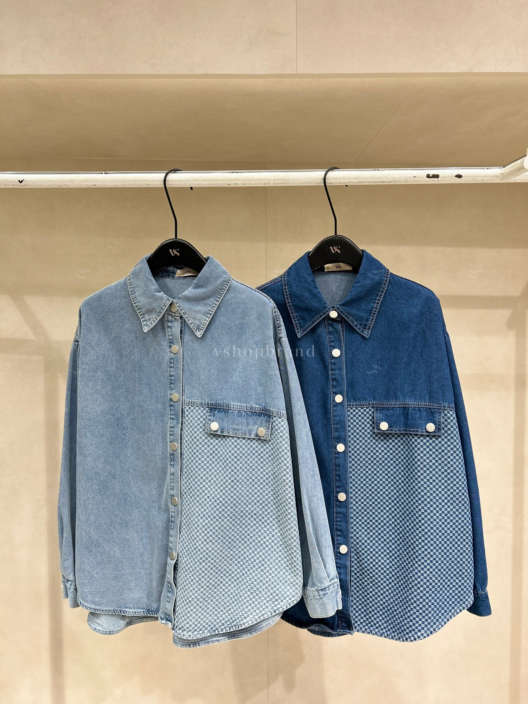 เชิ้ตยีนส์แขนยาวกระดุมแป็กแต่งตารางครึ่งซีก #vshopbrand #vshop #เสื้อกันหนาว #คาดิแกน #เสื้อคลุม #เสื้อแขนยาว #croptop #streetwear #streetstyle #hoodiejacket #เแจ็คเก็ต #jacket #ยีนส์ #denim #shirt #เชิ้ตยีนส์