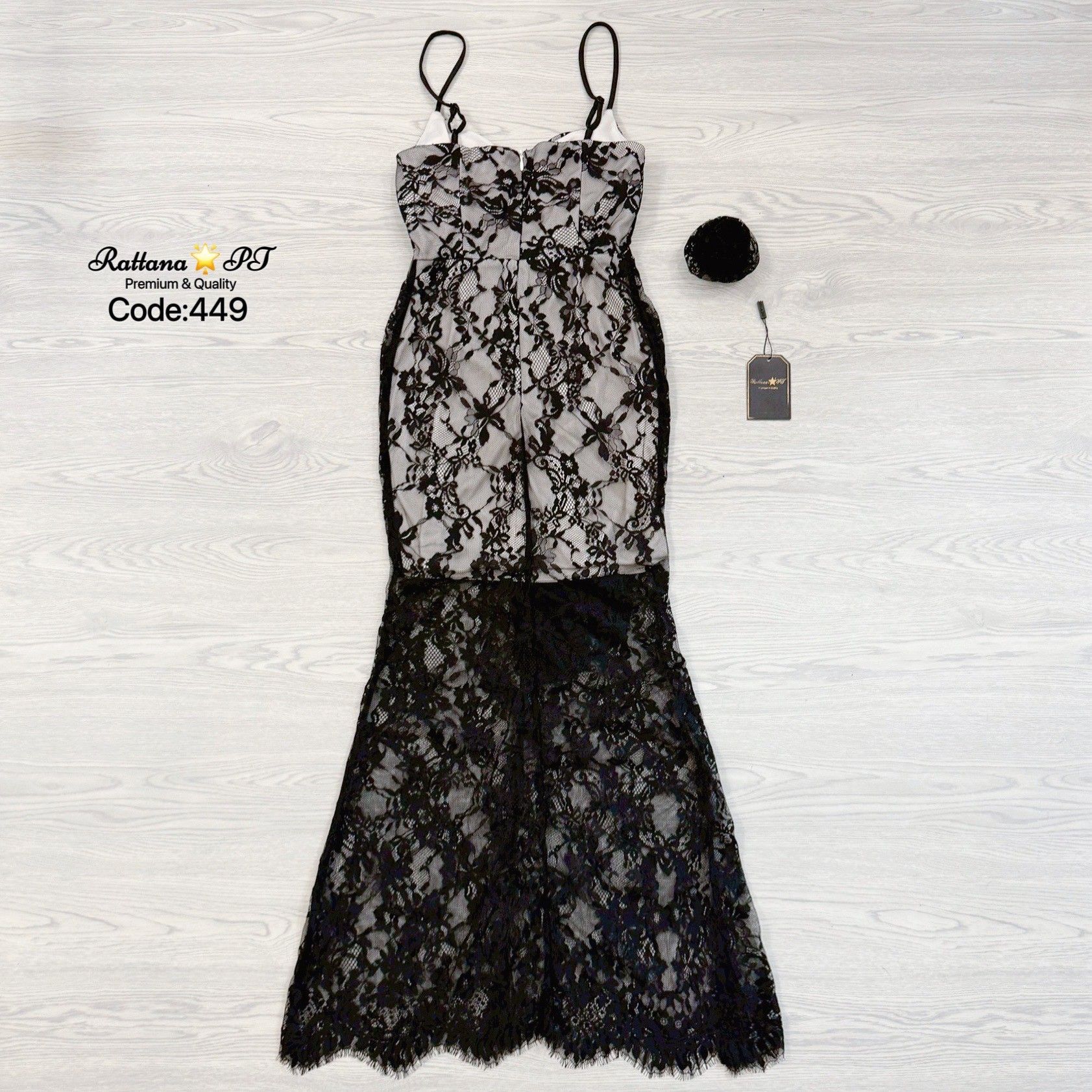 :เดรสยาวลูกไม้ ทรงสวยมาก ดีเทลชุดแต่งดอกไม้ ดอกไม้สามารถถอดออกได้ มีความหรูหรา ดูแพง ใส่ดินเนอร์ ออกงาน ออร่าพุ่ง สวยเด่นกว่าใคร ใส่ดูสูงเพียว มีซับในหน้าอกมีฟองน้ำ สายสามารถไปปรับได้ มีซิบด้านหลัง ช้าไม่ได้แล้วคร้า ของสวยๆหมดไวจัดด่วนๆ