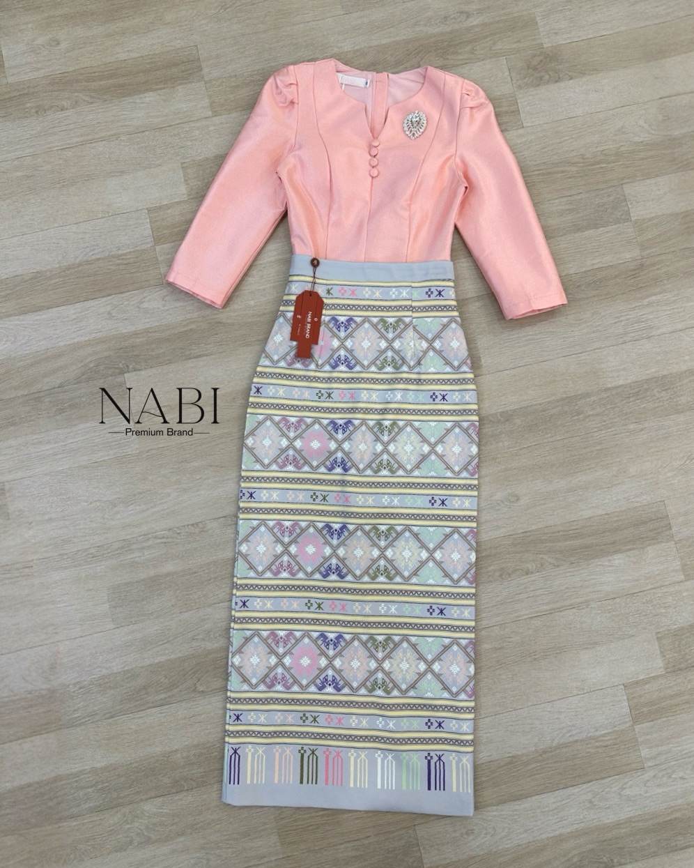 Label :: #NABIBRAND Code :: A-50010 Detail :: ใครกำลังมองหาชุดไปวัด งานบวช งานขึ้นบ้านใหม่ ออกพรรษา แนะนำชุดนี้เลยค่ะ ชุดเซ็ตเสื้อแขนยาว 3ส่วน คอกลม ผ่าทรงวีช่วงอก แต่งกระดุม มาคู่กับผ้าถุงพิมพ์ลายไทยและเข็มกลัดเพชร ทรงสวยมาก ผ่าด้านหลัง เดินสะดวก ผ้าอัดก