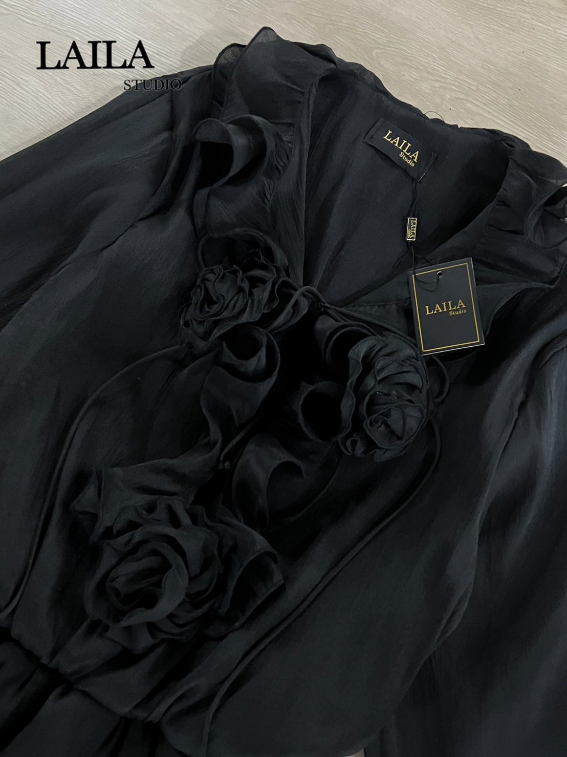 Tag: LAILA Detail: งานมินิเดรสแขนยาวแต่งระบายๆช่วงอกแต่งเชือกสานด้านหน้าพร้อมเข็มกลัดดอกไม้ ตัวแขนแต่งพองๆปลายกระดิ่งสวยๆ มาในโทนสีครึม/ดำ ตัวเดรสเป็นงายผ้าชีฟองเบาสบาย ดีไซน์แต่งชั้นๆช่วงปลายเดรส ลุคสวยสไตล์สาวเวียดนามสุดๆค่า **งานแฟชั่นนำเข้าby laila**