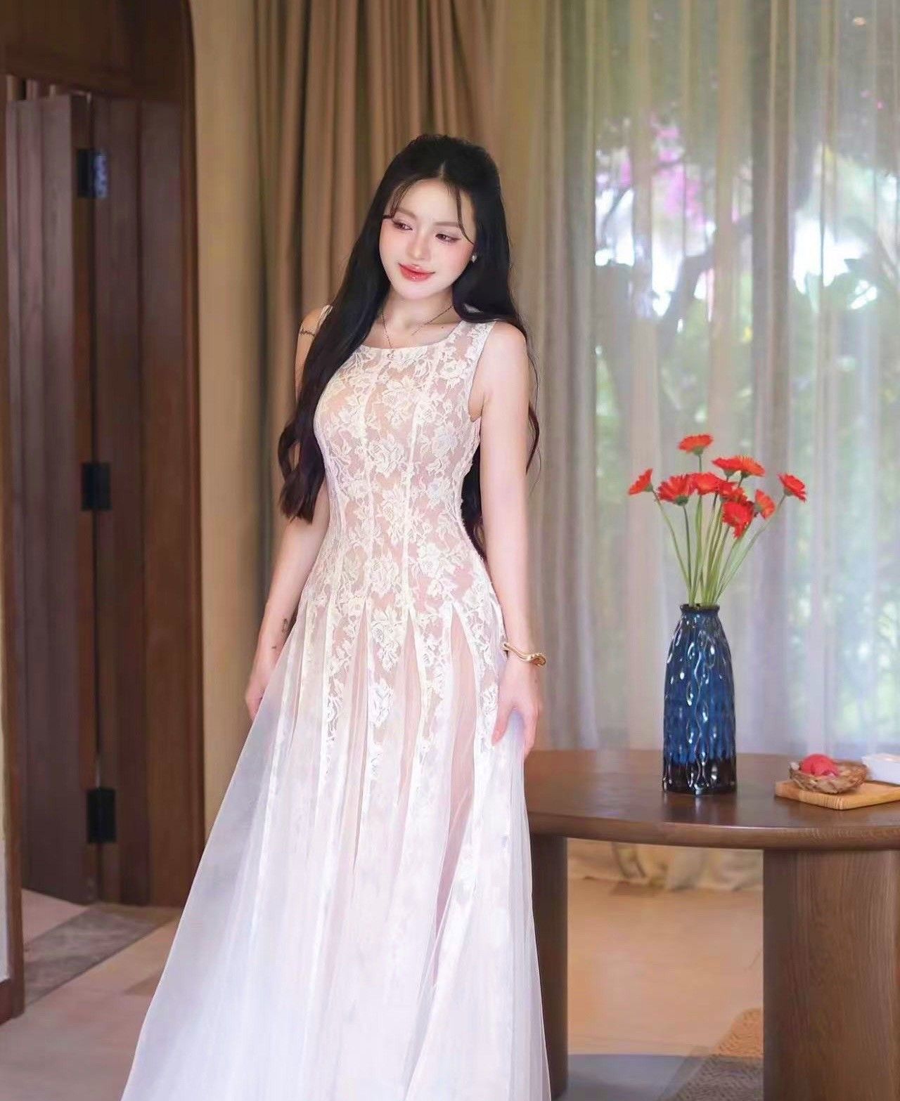 เดรสยาวลูกไม้ทั้งชุด ทรงสวยมาก ละมุนที่สุด เรียบหรูดูดี จะใส่ออกงาน ออร่าพุ่ง สวยเด่นกว่าใคร ใส่แล้วดูงามสง่า เนื้อผ้าดีมากชุดมีซับใน หน้าอกมีฟองน้ำ มีซิบด้านหลัง