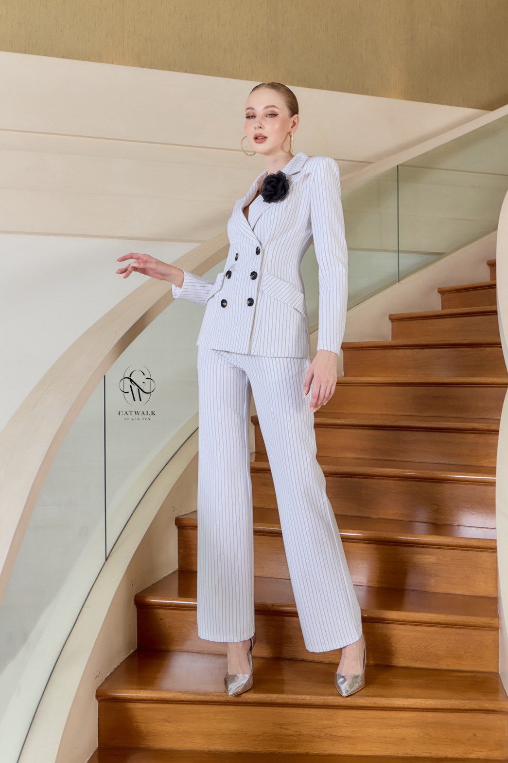 เซตสูทลายทาง+เข็มกลัดดอกไม้+กางเกงขายาวทรงสวย เนื้อผ้าเกรดเอ ทอลายในตัว ตัวสูทเป็นทรงเข้ารูป แต่งกระดุมด้านหน้า 6 เม็ด มีกระเป๋า 2 ข้างใช้งานได้จริง มีเข็มกลัดดอกไม้ สีดอกไม้จะเป็นสีตามลายเส้นของตัวชุด มาคู่กับกางเกงขายาวทรงสวย ใช้ผ้าเนื้อเดียวกับตัวสูท เ