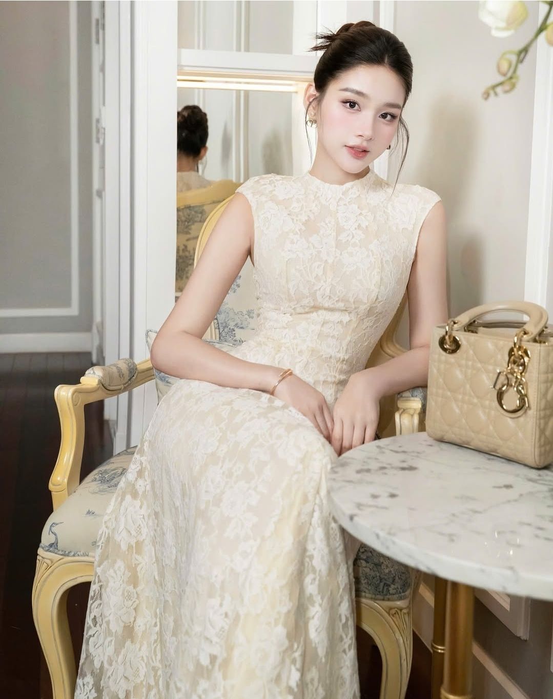 เดรสยาวผ้าลูกไม้ทอลายในตัว ดีไซน์สวย ซิปหลัง ใช้ผ้าอย่างดีในการตัดเย็บ บุซับ งานสวยแค่ไหนให้ภาพมันฟ้องค่ะ ไม่อธิบายเยอะ คอมพลีทลุคครบจบในชุดเดียวค่ะ #showroombrand #งานป้ายshowroom #งานป้ายคุณภาพดี #งานแฟชั่น #เสื้อผ้างานป้าย #เสื้อผ้าผู้หญิง #cropbrand #