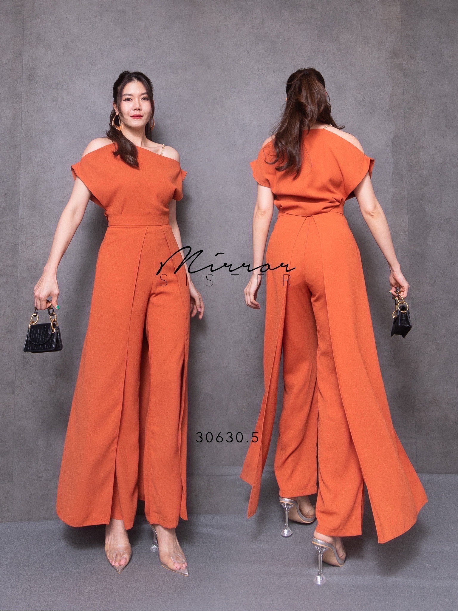 MiRRoRSiSTER’s SET oF WaCHaCha•• ชุดเซ็ทเสื้อกางเกง ทรงสวยเป๊ะปัง ด้วยดีเทลช่วงบน เป็นสายเดี่ยวโซ่ทอง แต่งปาดไหล่สโลปเก๋ไม่ซ้ำใคร ช่วงกางเกงทรงกระบอกแต่งตีเกร็ดตรงหน้าขา แต่งเลเยอร์2ข้าง เวลาเดินพริ้วมีmovementของเนื้อผ้า สวยดีงามเนื้อผ้าดีมาก ใส่เข้าSET