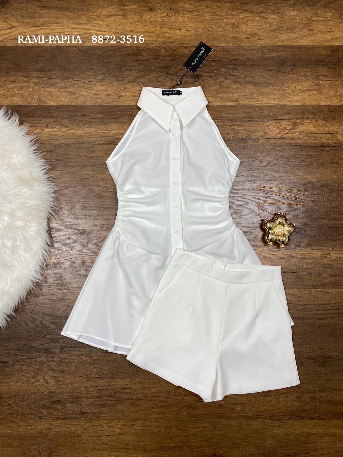 เซต3ชิ้น.. สีขาวแบบฉบับผู้ดี เสื้อคอปกกระดุมหน้า ดีเทลเก๋ทั้งตัว ดีเทลเสื้อหน้าสั้น ด้านหลังยาว เนื้อผ้านิ่มรีดง่าย สวมใส่สบาย ++กางเกงขาสั้นเนื้อผ้าและสีเดียวกัน ซับในอย่างดีทั้งตัว มีกระเป๋าใช้งานได้จริง ซิปหลัง ++กระเป๋าทรงดอกไม้สีทอง สวยหรูมากๆคะ