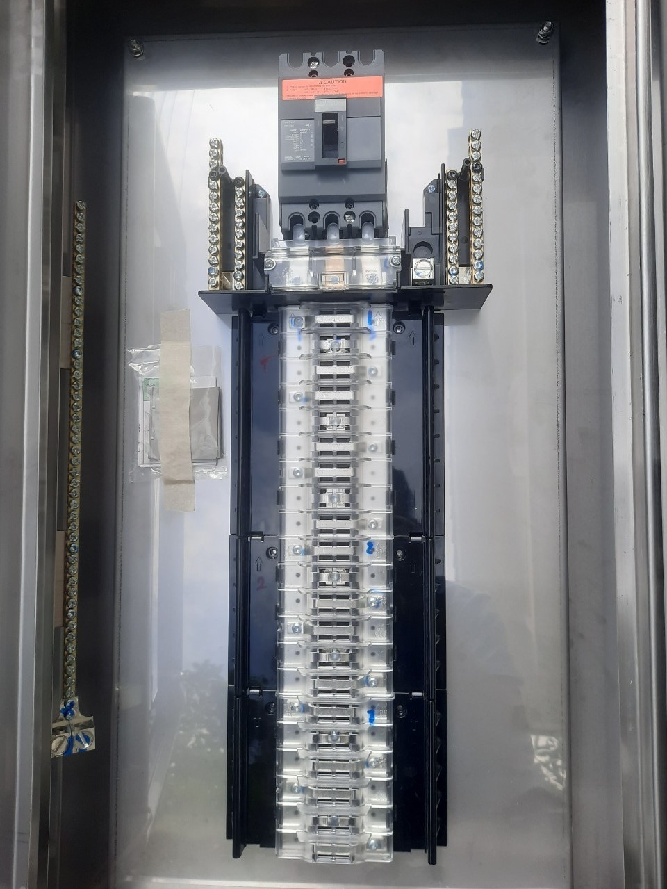 LOAD CENTER 100A ตู้สแตนเลส 304 มีหลังคาสโลป W450xH800xD152mm. (42ช่อง)