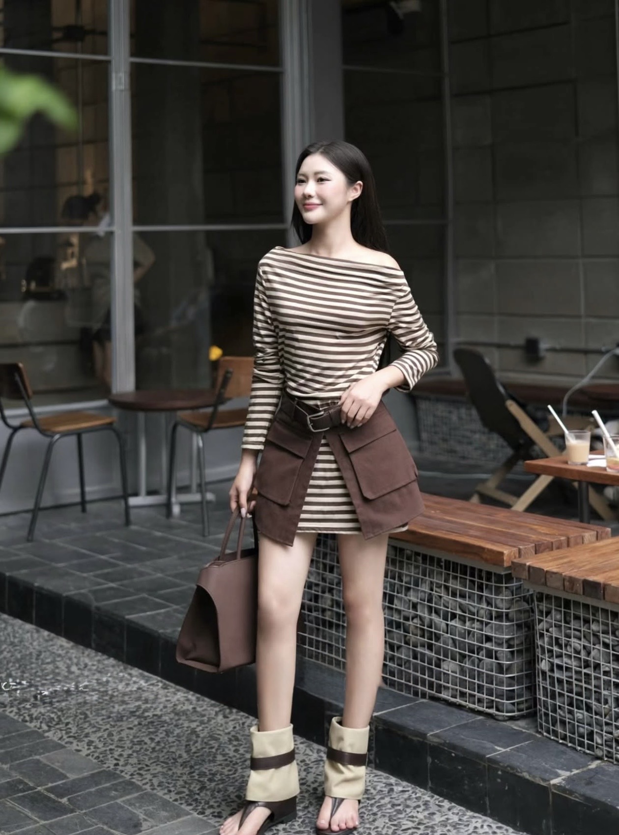 เซต 3 ชิ้น เสื้อยืดแขนยาวคอปาดลายสีน้ำตาลทรงยาว ใมาพร้อมกระโปรงผ้ายีนส์สีน้ำตาลแต่งดีเทลด้วยกระเป๋าข้าง พร้อมเข็มขัดสีน้ำตาลงานเก๋มาก การันตีงานคุณภาพ คัตติ้งประณีตใส่ใจทุกรายละเอียดของงาน