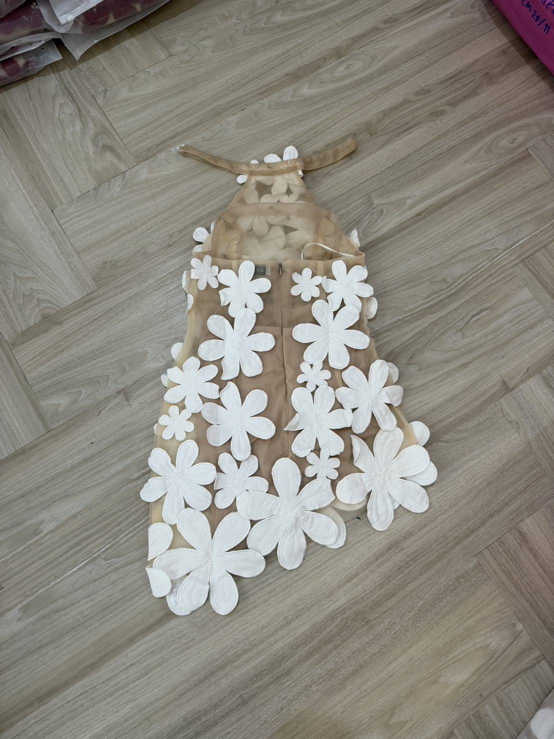 เดรสสั้นดีไซน์สุดโดดเด่นด้วยลายดอกไม้สามมิติทั้งตัว แต่งดอกไม้นูนขนาดเล็ก-ใหญ่ไล่ระดับจากช่วงคอลงมาถึงชายกระโปรง เพิ่มลูกเล่นด้วยการฝังคริสตัลเล็กกลางดอกช่วยสะท้อนแสงอย่างหรูหรา ดีไซน์ชายเดรสเฉียงดูชิคเปรี้ยวมาก ให้ลุคหวานปนเซ็กซี่อย่างลงตัว เ