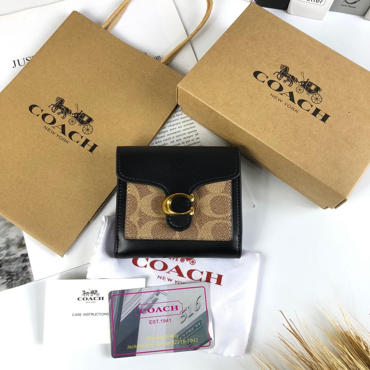 กระเป๋าสตางค์ใบสั้นแบรนด์เนมโค้ชสีน้ำตาลดำลายC Coach short wallet