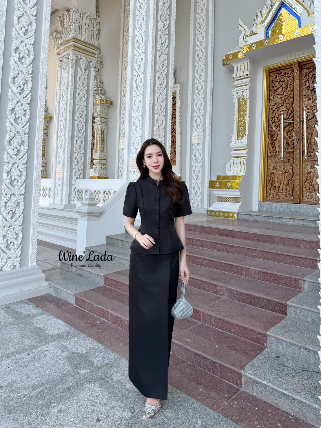 Set 2 Pcs. เซ็ทชุดไทยผ้าไหมเสื้อแขนแขนสั้น เป็นชุดจิตรลดาแบบแขนสั้น มาพร้อมกับกระโปรงผ้าไหม ทรงสอบเข้ารูป จะงานราช งานบุญ ได้หมดเนื้อผ้าใส่สบาย ทรงสวยมากค่ะ เป๊ะและเข้ารูป ใส่แล้วผอมเพียว กระโปรงซับในทั้งตัว ใครได้ลองแล้วจะหลงรักค่าา รับรองคุ้มเว่อร์ งานส