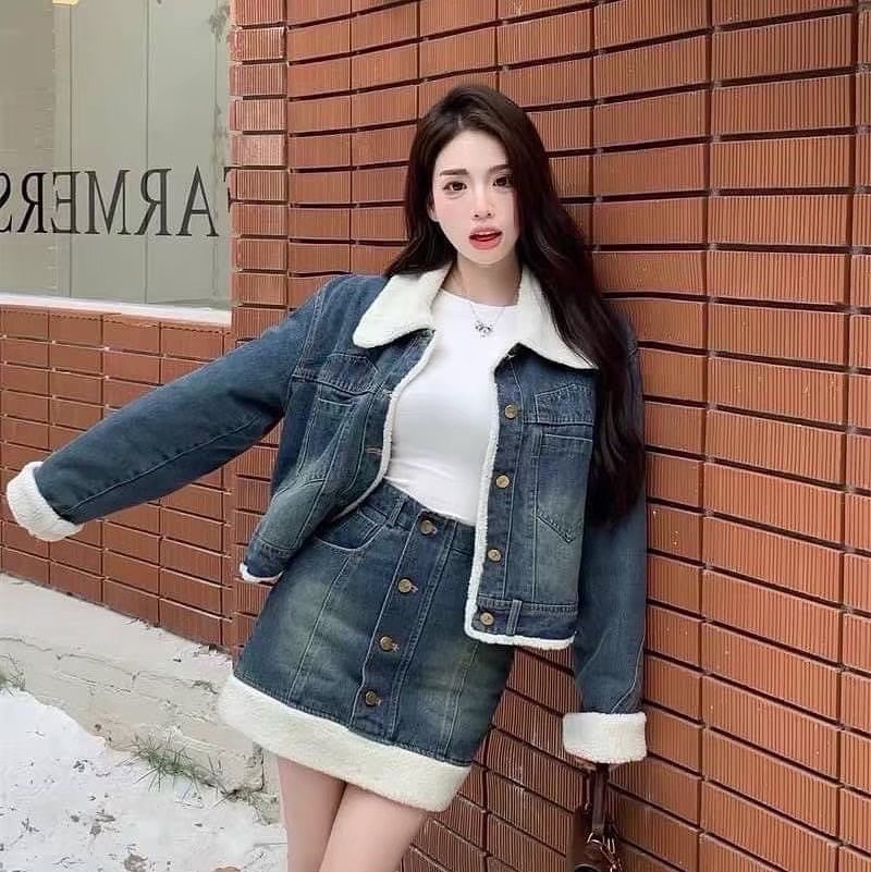 เซ็ตเสื้อแจ็กเก็ตยีนส์สีเข้มแขนยาวแต่งคอปกขนปุยสีขาวขนปุย มาคู่กับกระโปรงสอบตัวสั้นแต่งขนปุยสีขาว ราคานี้มือต้องไวเลยค่า รุ่นนี้ใส่สวย เนื้อผ้าดีมากกกกกกก ห้ามพลาดเลยค่า