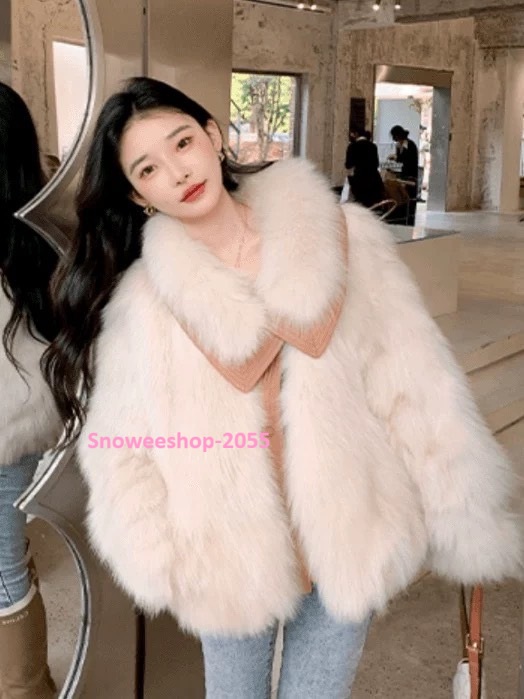 สวยหรู ดูแพงทุกลุค เสื้อโค้ทขนเฟอร์แต่งขอบหนัง ไฮเอนสุดปัง อุ่นหนา แต่ใส่แล้วเบาสบาย ขนนุ่มฟู ดีไซน์โอเวอร์ไซ หรูหราแบบคุณหนู ใส่แล้วถ่ายรูปสวยทุกมุม มี 2 สีสุดคลาสสิค ควรมีติดตู้