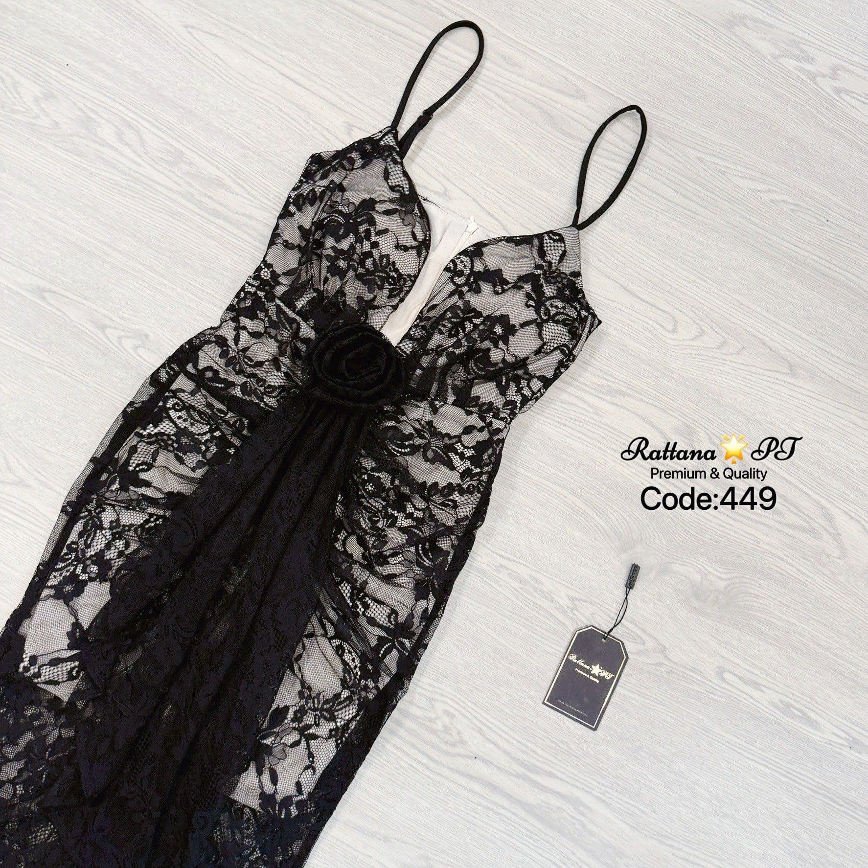 :เดรสยาวลูกไม้ ทรงสวยมาก ดีเทลชุดแต่งดอกไม้ ดอกไม้สามารถถอดออกได้ มีความหรูหรา ดูแพง ใส่ดินเนอร์ ออกงาน ออร่าพุ่ง สวยเด่นกว่าใคร ใส่ดูสูงเพียว มีซับในหน้าอกมีฟองน้ำ สายสามารถไปปรับได้ มีซิบด้านหลัง ช้าไม่ได้แล้วคร้า ของสวยๆหมดไวจัดด่วนๆ