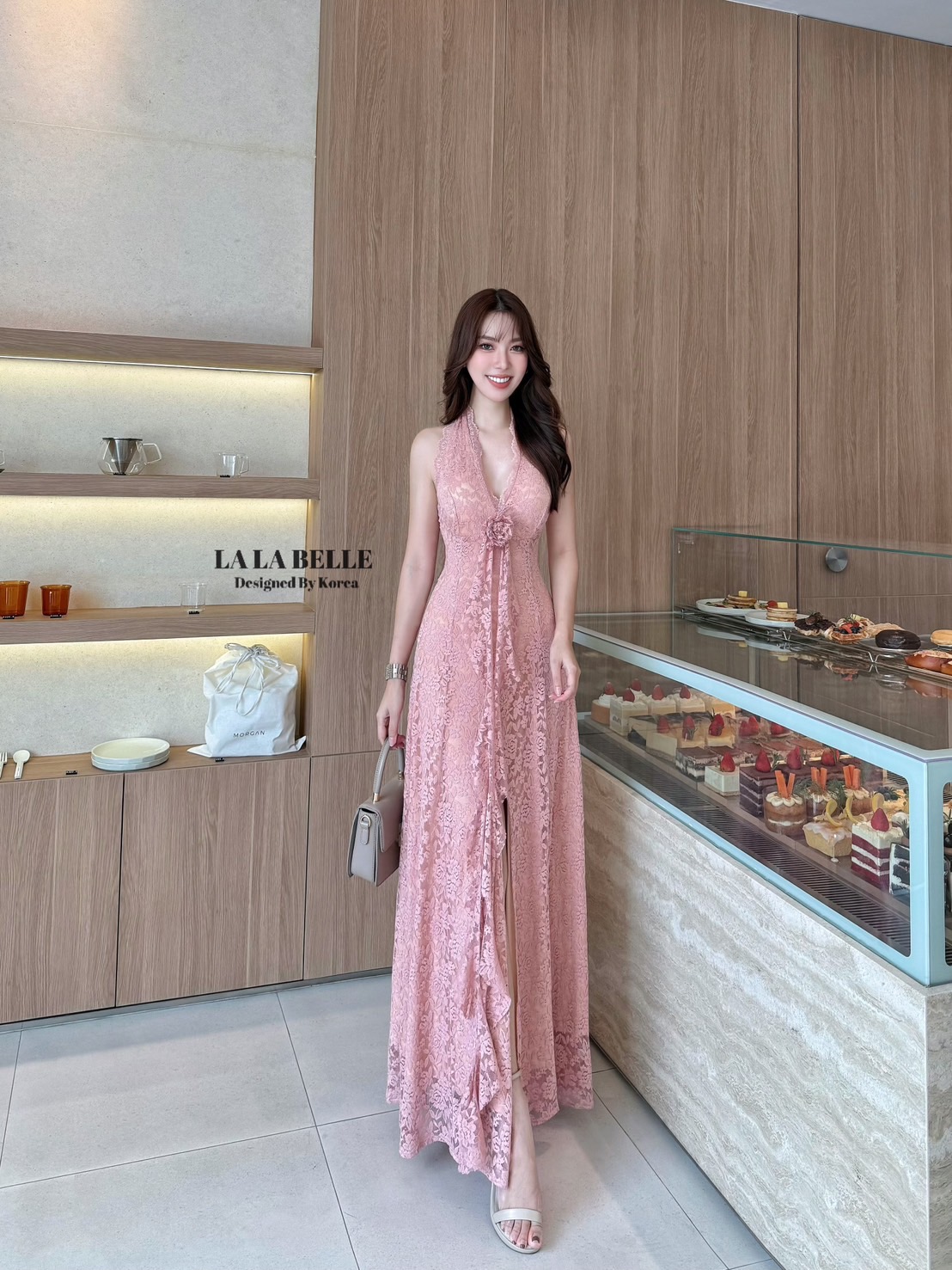 แม็กซี่เดรสลูกไม้แน่นๆมีความยืดหยุ่นได้แค่ไม่ข้ามไซส์ลงตรงไซส์ได้เลยนะค่ะอกเอวเข้าทรงสวยไม่ปริไม่อ่าทรงคล้องคอเว้าหลังอกเสริมฟองน้ำแน่นๆเอวเข้ารูปเข้าทรงกระโปรงยาวทิ้งตัวเพราะผ้ามีความนุ่มมีน้ำหนักผ่าหน้ากำลังดีไม่สูงมากมีซับใน