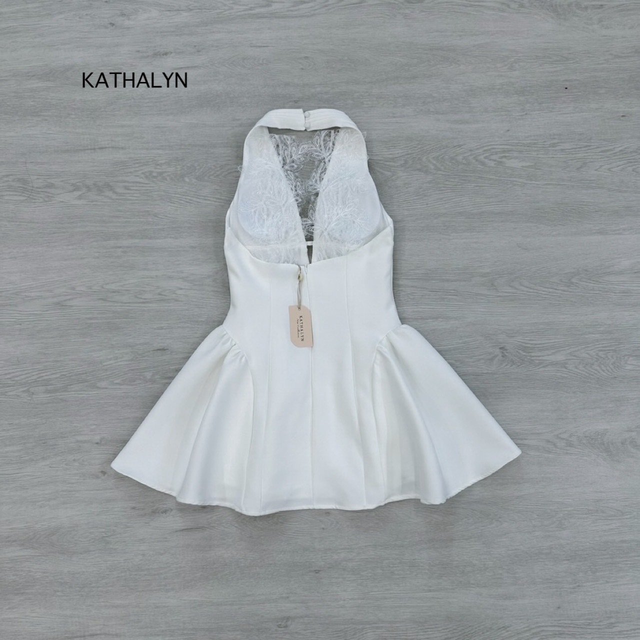 เดรสกระโปรงคล้องคอ สีขาวสะอาดตาทรงพอดีตัวใส่กำลังสวย มีบลาในตัว ด้านหลังแต่งแต่งผ้าซีทรูลูกไม้สวยแบบหรูหราลูกคุณมาก ด้านข้างกระโปรงจับเย็บยกทรงพองให้พองเล็กน้อย ความยาวกำลังพอดีใส่ออกงานได้ทุกโอกาส เนื้อผ้าดีมีน้ำหนัก