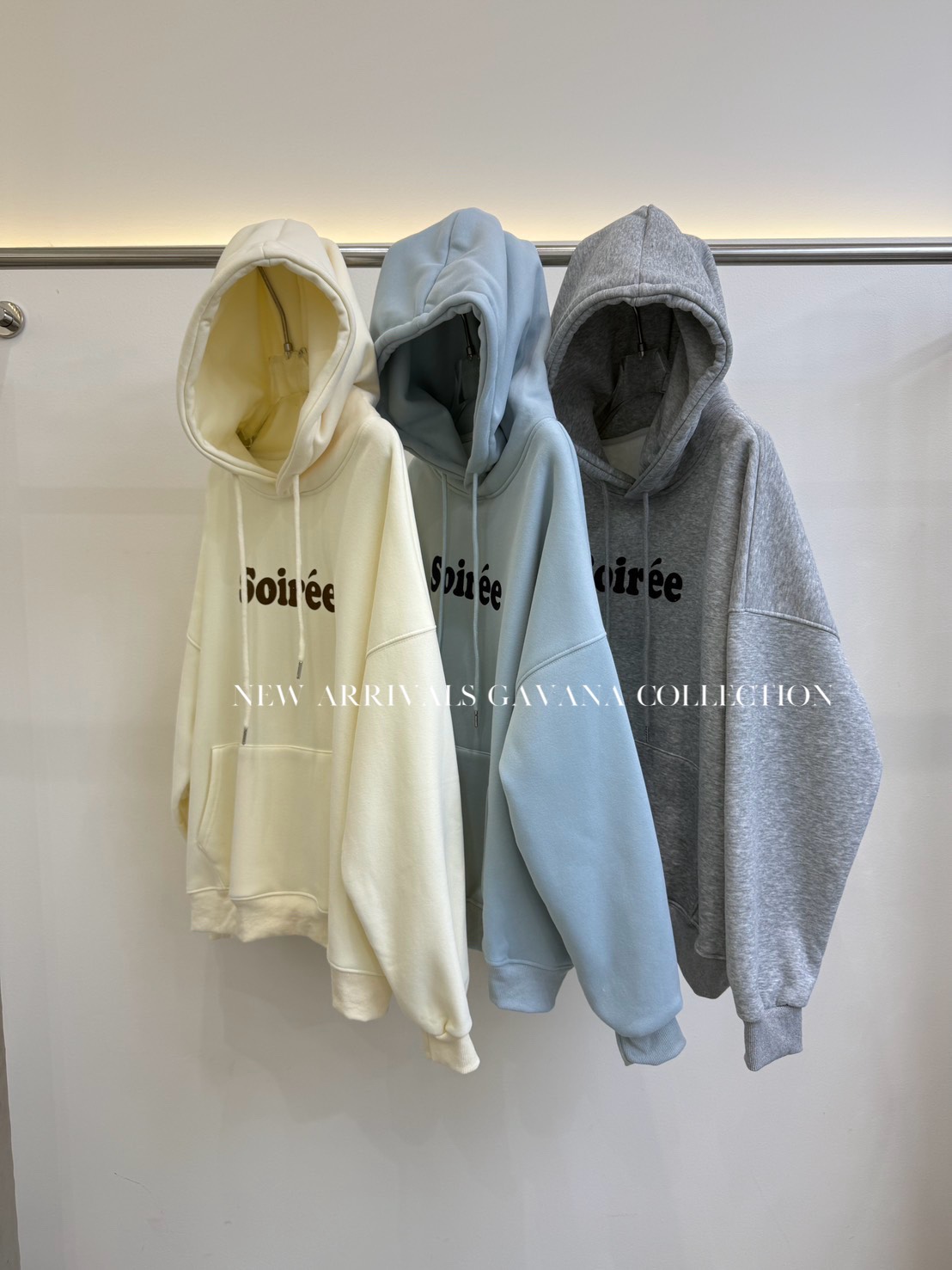 เสื้อฮู้ดดี้แขนยาวบุขนด้านใน ✔ ดีเทลมีกระเป๋าด้านหน้า สกรีนลายภาษาอังกฤษ ฮู้ดรูดปรับได้ ด้านในบุขนกันหนาว ✔️ ใส่เที่ยวอากาศหนาวได้เลยค่าาา