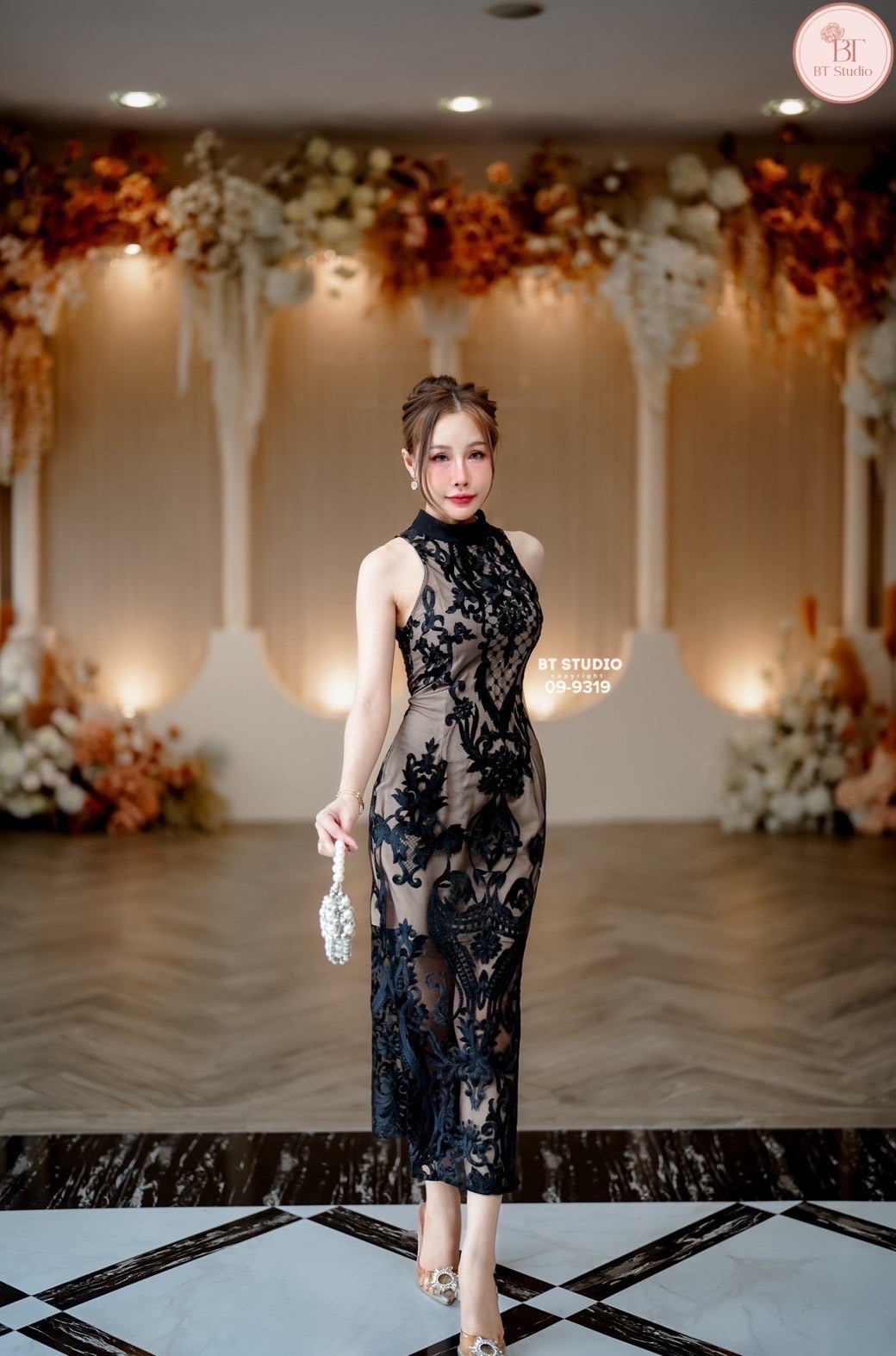เดรสยาวแขนกุดดีเทลคอปิดงานลูกไม้ปักสีดำทั้งชุด งานปักลูกไม้สวยมากลายแต่ละชุดจะไม่ตรงกัน ปักลายแน่น ๆ แต่งซับในสีนู๊ดตัวสั้น งานสวยเนื้อผ้าดีคัตติ๊งสวยมีซิปหลัง