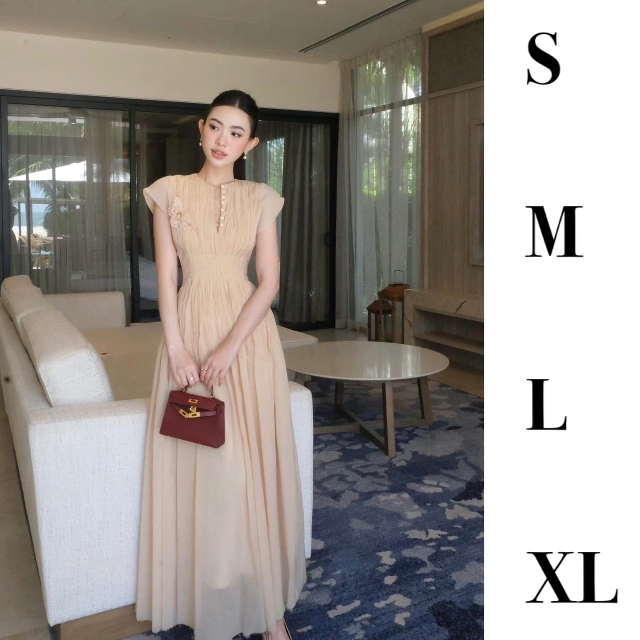 แม็กซี่เดรสรุ่นนี้สวยมากแขนล้ำคอวีกระดุมหน้าซิปหลังเอวเข้ารูปกระโปรงยาวมีซับในถึงปลายชุดเทคเจอร์ผ้าอัดจีบยับกระโปรงจับจีบรองานคุณภาพเกรดพรีเมี่ยม1:1 คัทติ้ง และ แพทเทริน์เป๊ะ ค่ะ น่ารักฝุดๆไปเลยค้ารุ่นนี้มิกซ์กับรองเท้าส้นสูงเครื่องประดับเก๋ๆก็ดูน่ารักแล้