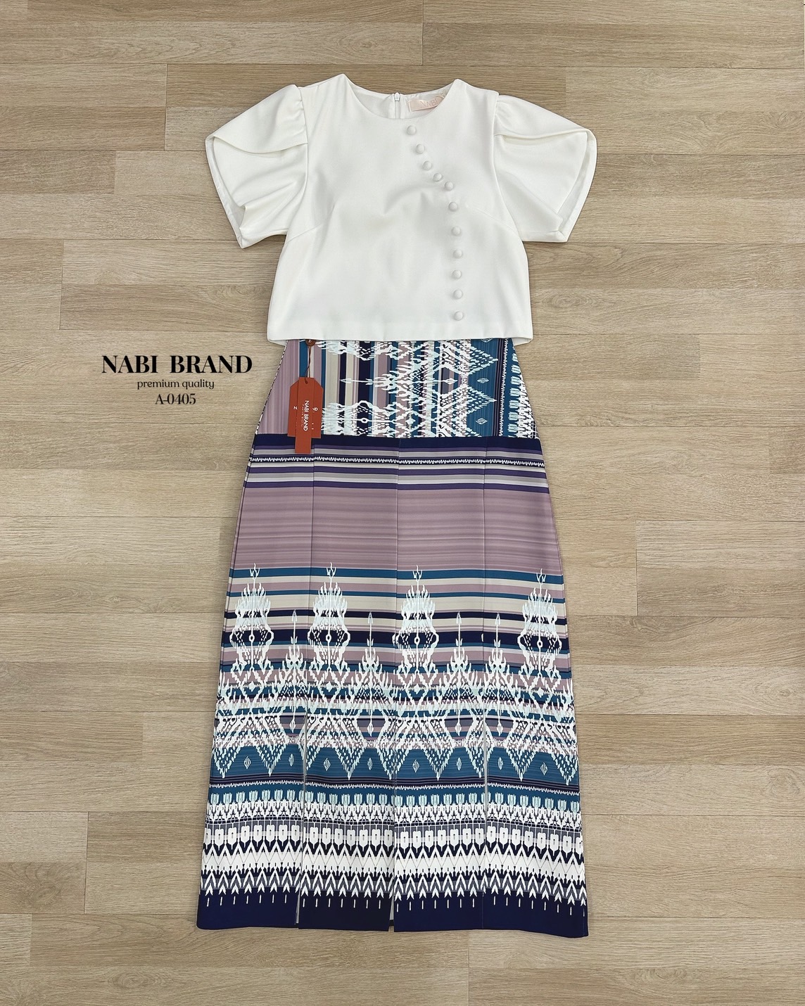 ชุดไทย คอลใหม่อย่างเลิศหรู ใครมองหาชุดไทยแบบใหม่ จัดมาได้เลยนะคะ🤍 ชุดเซท 2 ชิ้น เสื้อคอกลมแต่งกระดุมด้านหน้า ผ้าดี แต่งแขนกลีบบัว ทรงปล่อยๆ เข้าเซทกับกระโปรงพิมพ์ลายอย่างสวย แต่งผ่าหน้า เดินได้คล่องตัว ชุดมีซับในและฟองน้ำ งานซิบหลังทั้งเซท ใกล้วัน