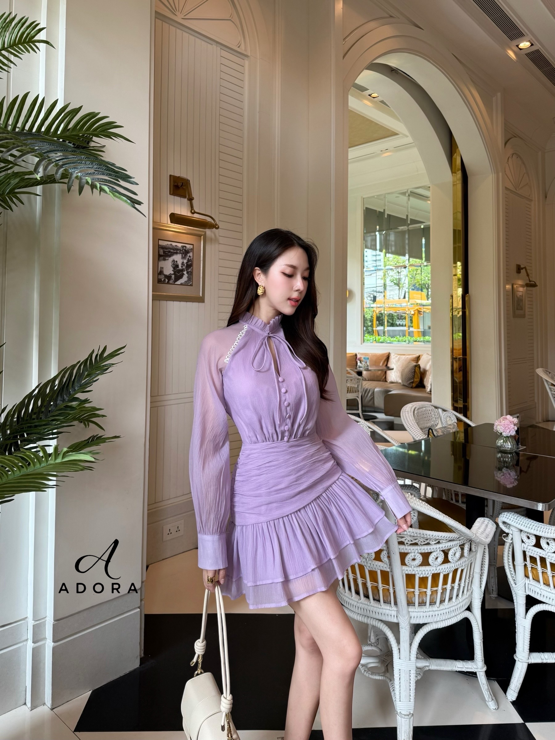 มินิเดรส ดีไซน์น่ารักๆ ตัวนี้ตอบโจทย์เลยค่ะ มินิเดรสแขนยาว ดีไซน์คอปีน แต่งกระดุมหน้า ช่วงคอเสื้อ ผูกโบว์ ตัวเดรสใช้ผ้าเกรดพรีเมี่ยม เนื้อผ้ามีเทจเจอร์ในตัว