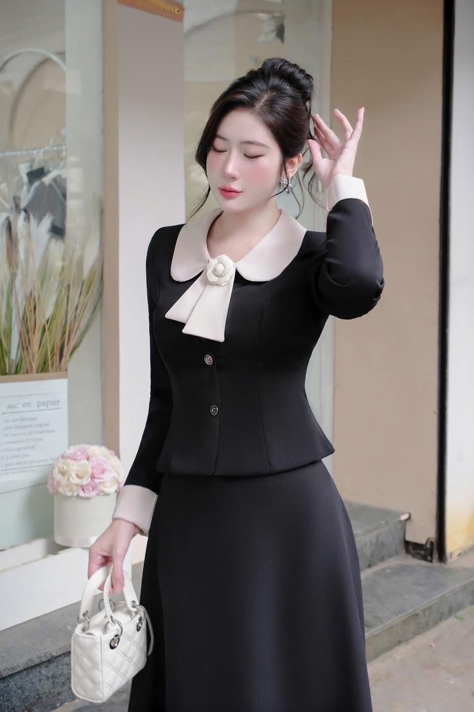 👗👗Detail : ชุดเซต2ชิ้น สีดำเสื้อแขนยาวดีเทลแต่คอปกครีมและปลายแขนครีม แต่งเข็มกลัดริบบิ้นโบว์ดอกไม้ที่คอ ดีไซน์สวย(อกเสริมฟองน้ำให้ทรงสวย)มีกระดุมหน้าปั้มลายสวย มาพร้อมกับกระโปรงยาวทรงย้วยพริ้วสวย (มีซิปหลัง) เย็บซับในอย่างดี ผ้ามีน้ำหนัก ท