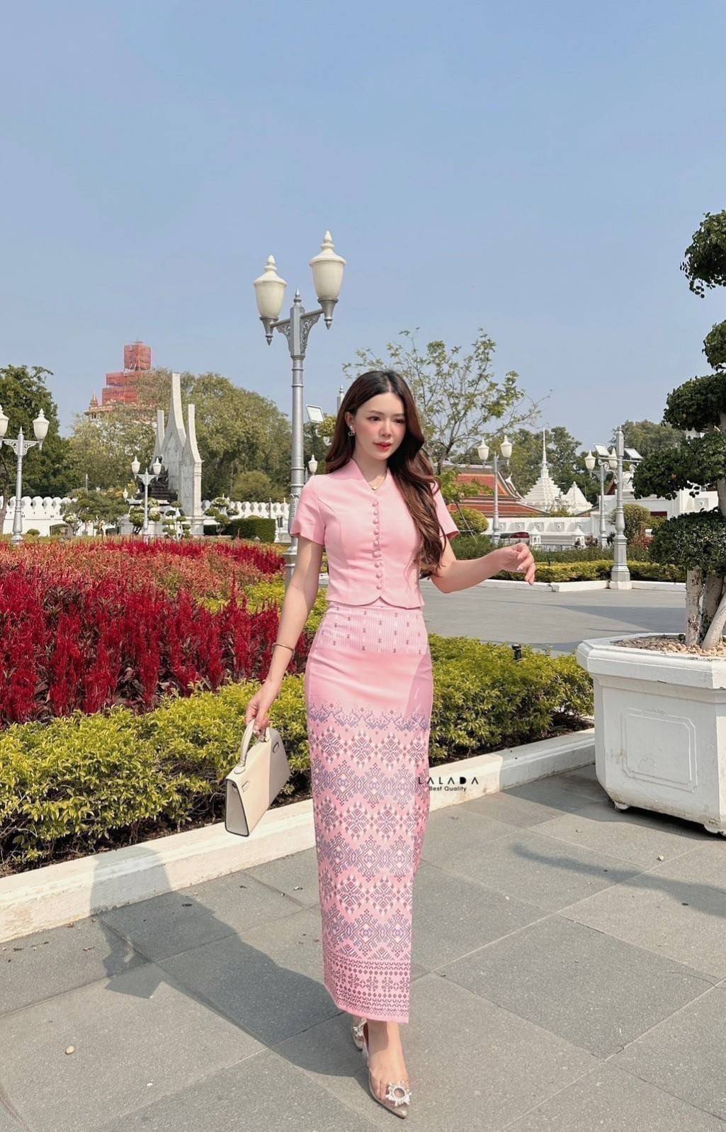 #งามอย่างไทย #ชุดไทย •Detail : set 2 ชิ้น ผ้าไทย ชุดไปทำบุญ ชุดไปงาน พร้อมส่งค่า เสื้อคอวีสีชมพูกระดุมหน้า ช่วงอกเสริมฟองน้ำแมทช์กับผ้าถุงสำเร็จ ผ้าพิมพ์ลายมีซิบหลัง สวมใส่สะดวก สวยหวานฉ่ำๆ งานบุญ งานบวชได้หมดเลยค่ะ