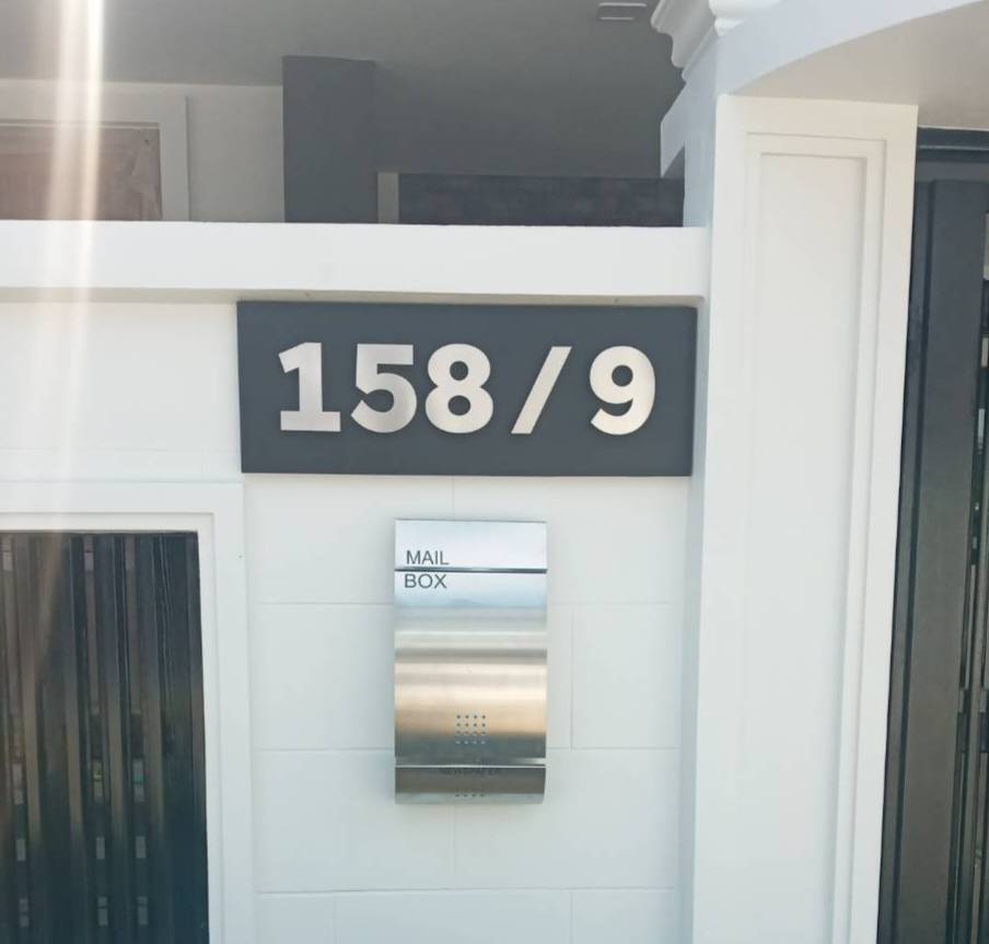 งานติดตั้งป้ายบ้านเลขที่ ตัวเลขสแตนเลสเนื้อเงินผิวแฮร์ไลน์ ยกขอบ 2cm. กันหลัง