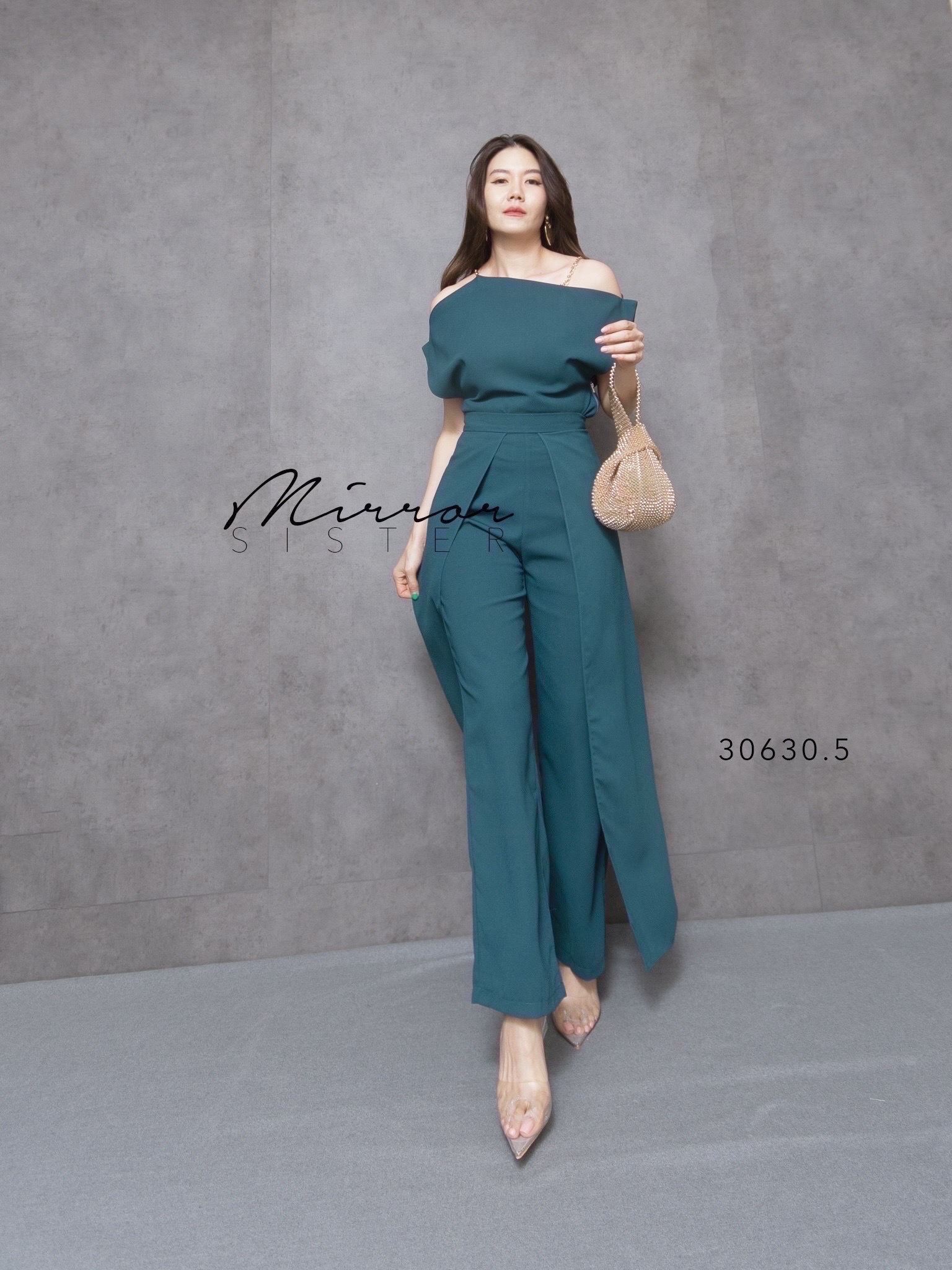 MiRRoRSiSTER’s SET oF WaCHaCha•• ชุดเซ็ทเสื้อกางเกง ทรงสวยเป๊ะปัง ด้วยดีเทลช่วงบน เป็นสายเดี่ยวโซ่ทอง แต่งปาดไหล่สโลปเก๋ไม่ซ้ำใคร ช่วงกางเกงทรงกระบอกแต่งตีเกร็ดตรงหน้าขา แต่งเลเยอร์2ข้าง เวลาเดินพริ้วมีmovementของเนื้อผ้า สวยดีงามเนื้อผ้าดีมาก ใส่เข้าSET