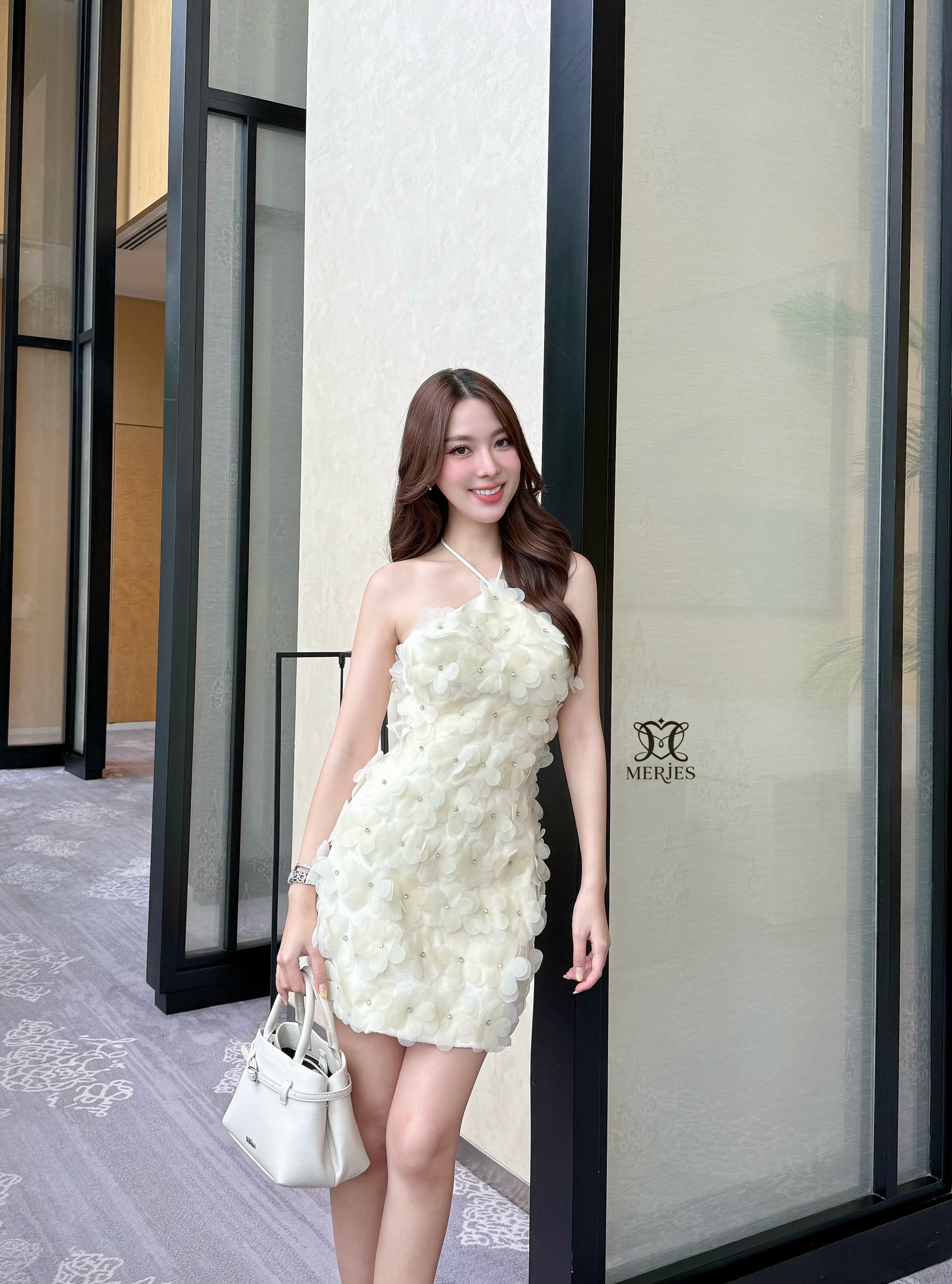 เดรสดอกไม้แต่งเพชรสีชมพูดีเทลงานคล้องคอเชือกผูกด้านหลังงานโชว์หลังแต่งดอกไม้ทรงใหญ่มีเกสรเพชรทั้งชุดสวยเก๋มากๆคะงานทรงเข้ารูปอกมีฟองน้ำเสริมทรงสวยมาก มีความเซ็กซี่สวยเก๋บอกเลยว่าไม่เก็บชุดนี้เสียดายแย่เลยคะ รุ่นฮอตขายดีมากคะ