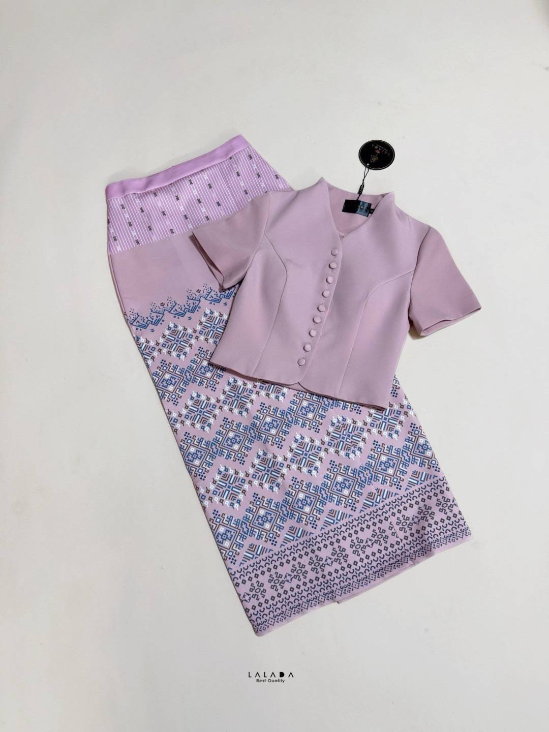 set 2 ชิ้น ผ้าไทย ชุดไปทำบุญ ชุดไปงาน พร้อมส่งค่า เสื้อคอวีสีชมพูกระปิดกระดุมหน้า ช่วงอกเสริมฟองน้ำแมทช์กับผ้าถุงสำเร็จ ผ้าพิมพ์ลายมีซิบหลัง สวมใส่สะดวก สวยหวานฉ่ำๆ งานบุญ งานบวชได้หมดเลยค่ะ Color::ตามรูป