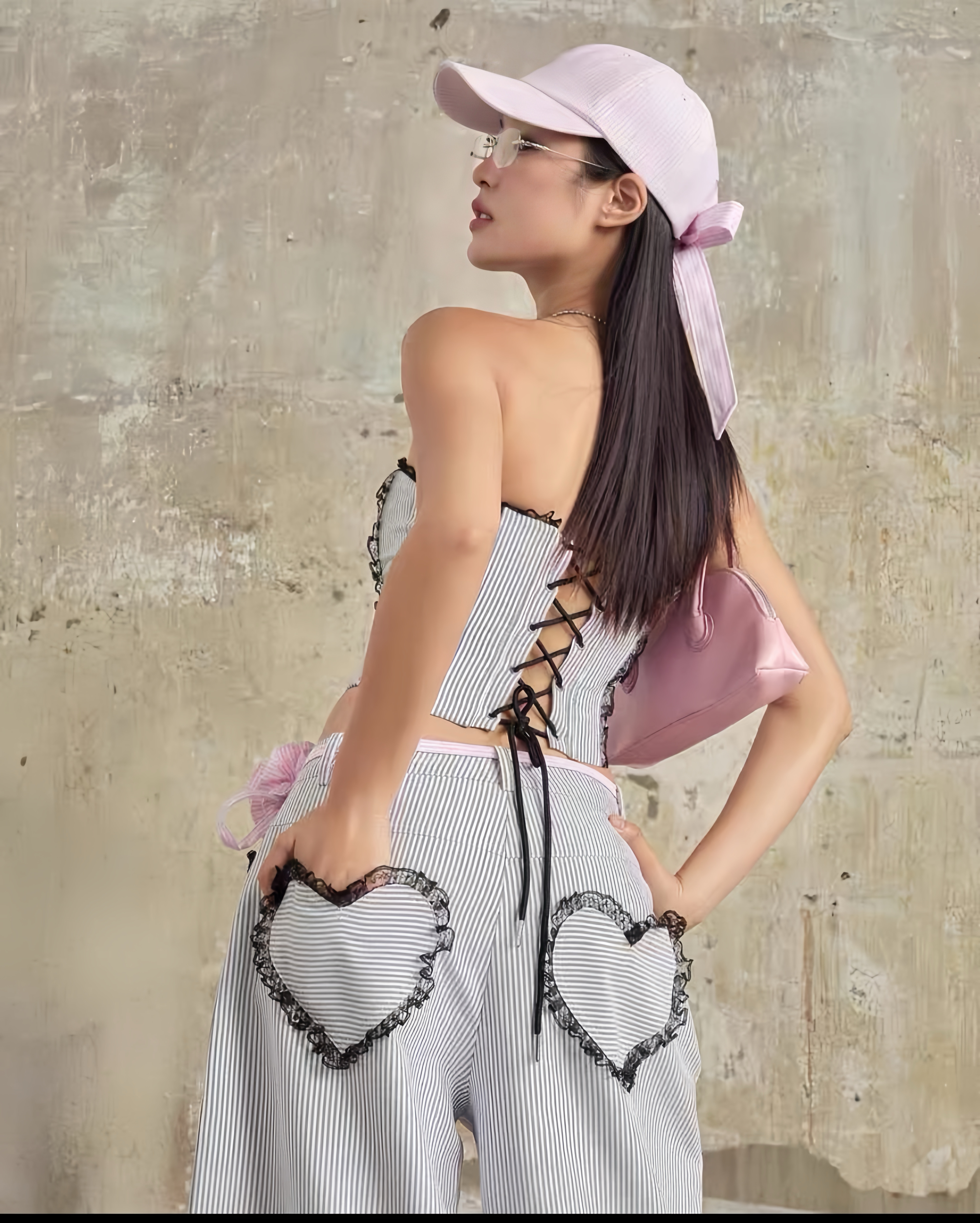 ʟᴀʙᴇʟ ⟡˒𝓑𝑒𝑙𝑙𝑖𝑡𝑎 ( เบลลิต้า ) มี 3 sɪᴢᴇ s ᴍ ʟ Detail : ชุดเซ็ทกางเกง 2 ชิ้น ลายริ้ว เสื้อเกาะอกลายริ้วแต่งลูกไม้สีดำ มากับกางเกงขายาวแต่งลูกไม้เช่นกัน มากับเส้นริบบิ้นสีชมพูมีดอกไม้สวยเริ่ดมาก