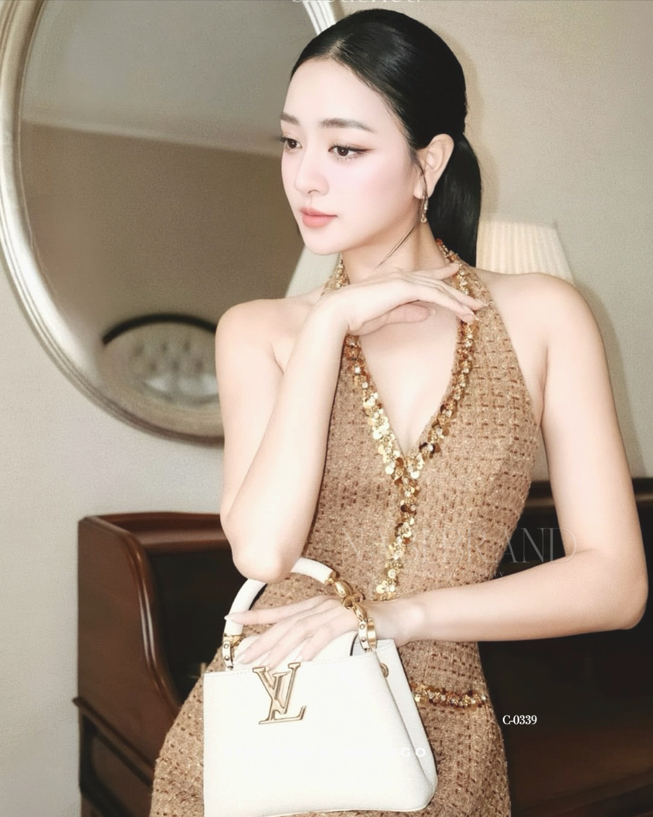 มินิเดรสคล้องคอทวิสทรงเปิดหลัง ดีเทลโครตหรู หรา แต่งเพชรและเลื่อมสีทอง มีช่องกระเป๋าด้านหน้า ชุดมีฟองน้ำและซับในทั้งชุด สวยมาก งานแฟชั่นสุดๆ งานจริงสวยจึ้งมาก คอนเฟริมเลยค่ะ 😍 #NABIBRAND #ชุดทำงาน #ชุดเรียบหรู #เสื้อผ้างานป้าย #นาบีแบรนด์ #งานป้าย