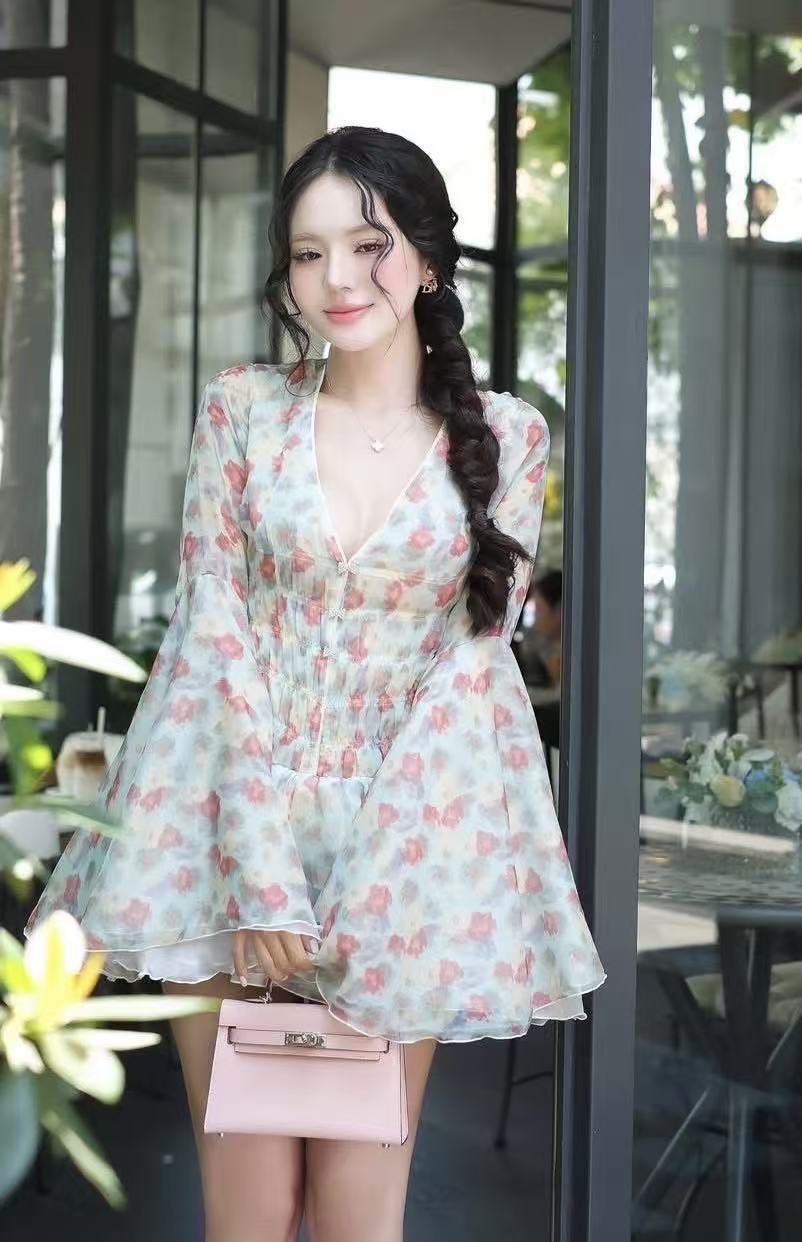 เดรสกระโปรงคอวี แขนยาวปลายแขนทรงกระดิ่งบาน มีบลาในตัวชุดด้วยนะคะ เนื้อผ้าดีมากพิมพ์ลายดอกไม้น่ารักสีสันสวยสะดุดตาใส่แล้วขับผิวมากๆ ช่วงเอวแต่งสม็อคเข้ารูปตามตัว ตรงกลางหน้าอกแต่งกระดุมโบว์เพชรน่ารักสดใส ปลายกระโปรงบานเล็กน้อย ความยาวกำพอดีใส่กำลังสวย