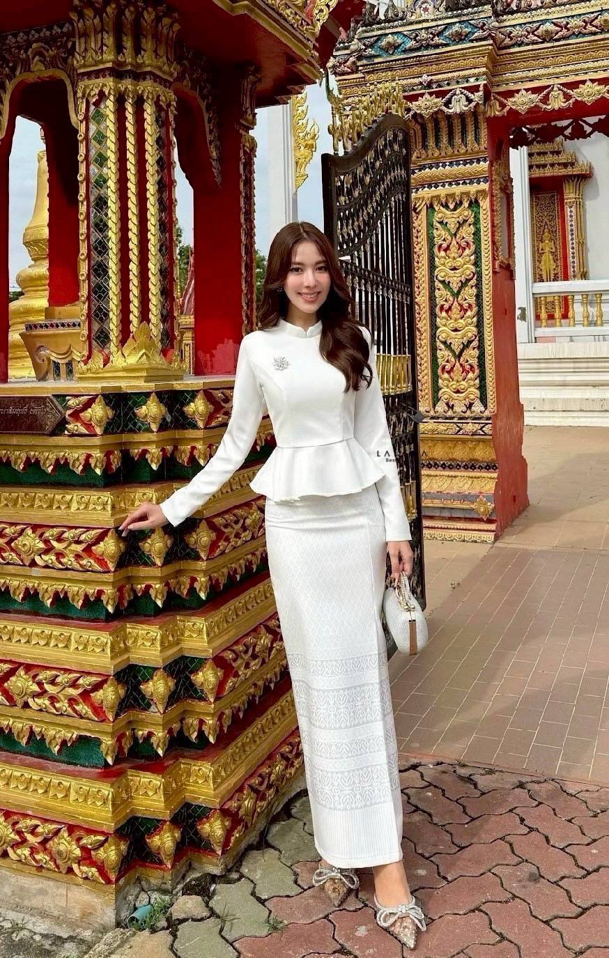 🌸LALADA (ลลดา)🌸พร้อมส่ง 5ไซส์ค่ะ #งามอย่างไทย #ชุดไทย •Detail : set 2 ชิ้น เสื้้อแขนขาวสีขาว ชายเสื้อระบาย + กระโปรงสำเร็จรูปโทนสีขาว + เข็มกลัด สำหรับไปทำบุญ ชุดไปงาน ชุดแต่งงาน งานบุญ งานบวชได้หมดเลยค่ะ Color::ตามรูป