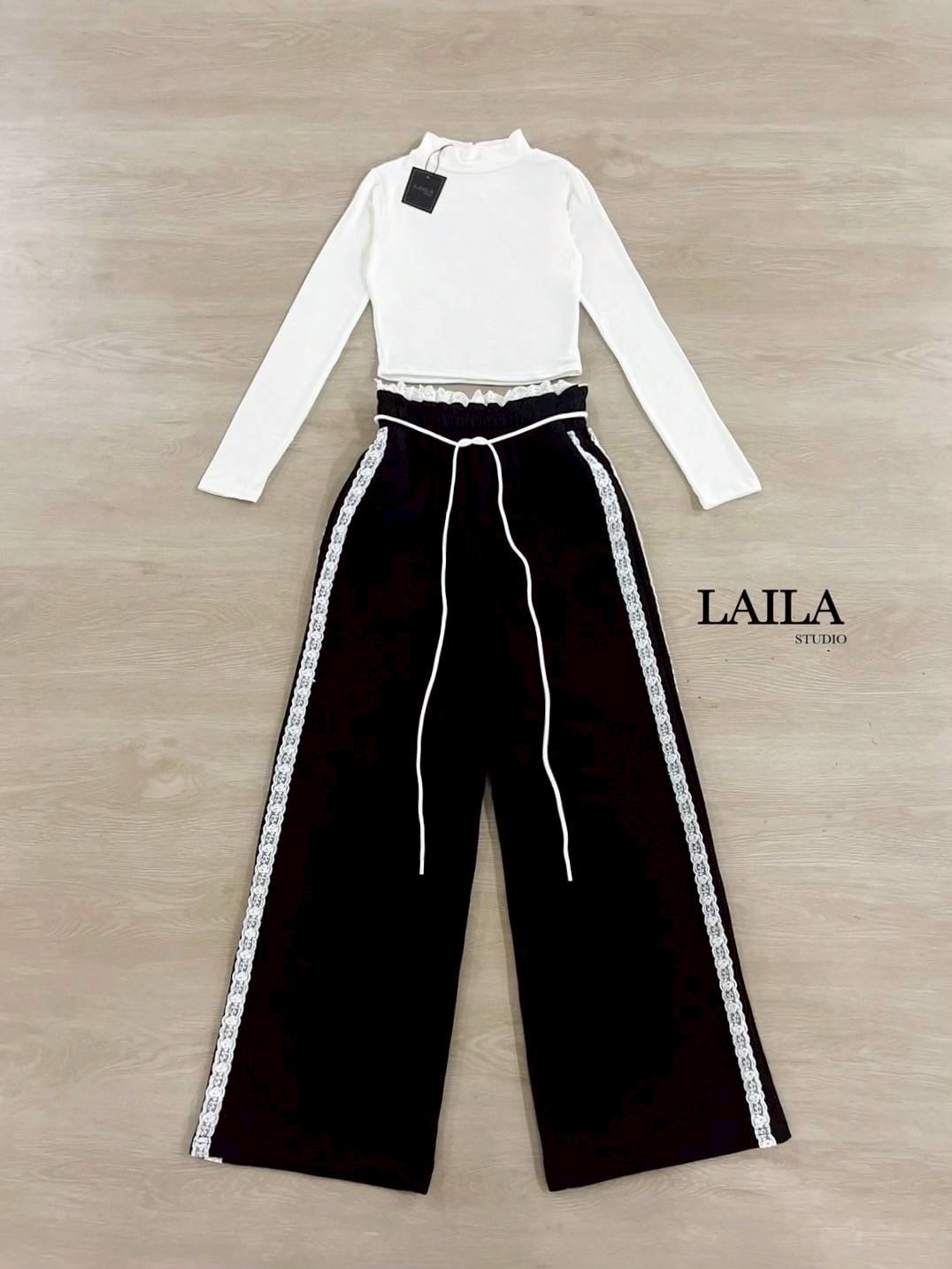 Set เสื้อ+กางเกง เสื้อคอปีนกึ่งครอปทรงแขนยาวมาในโทนสีขาวงานผ้ายืดหยุ่นใส่สบาย มาพร้อมกางเกงคาร์โก้ปล่อยๆ งานผ้าสวยมีน้ำหนัก ช่วงเอวและแถบข้างแต่งลูกไม้ฉลุสีขาวสวยจึ้งสุดๆ ดีไซน์กระเป๋า2ข้างพร้อมเชือกผูกเอว ลุคสาวเท่ลุยๆต้องลุคนี้ค่า #ชุดเซ็ท #bylaila bran