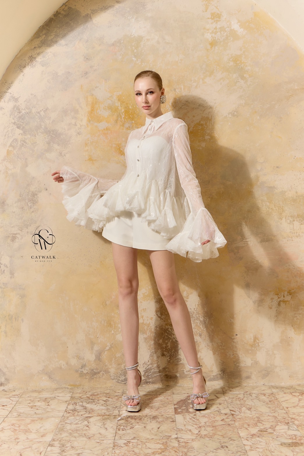 งานป้าย CATWALK BY KOH-TUN Detail>>>เสื้อเชิ้ตเทหลังผ้าลูกไม้ซีทรูปักแต่งเลื่อม เนื้อผ้าลูกไม้ซีทรูเกรดเอ