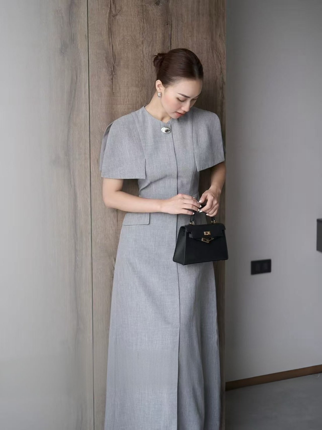 Maxi เดรสแขนกุดสีเทา คอกลม ดีเทลแต่งปกไหล่ ช่วงอกเสริมฟองน้ำ แต่งกระดุมเงินหนึ่งเม็คช่วงคอ อกเอวเข้ารูป ตัวกระโปรงบานออก แต่งผ่าหน้าเล็กน้อย กระเป๋าใช้งานได้จริง มีชับใน ซิปหลัง งานสวยเนื้อผ้าดี คัตติ๊งเป๊ะคะ