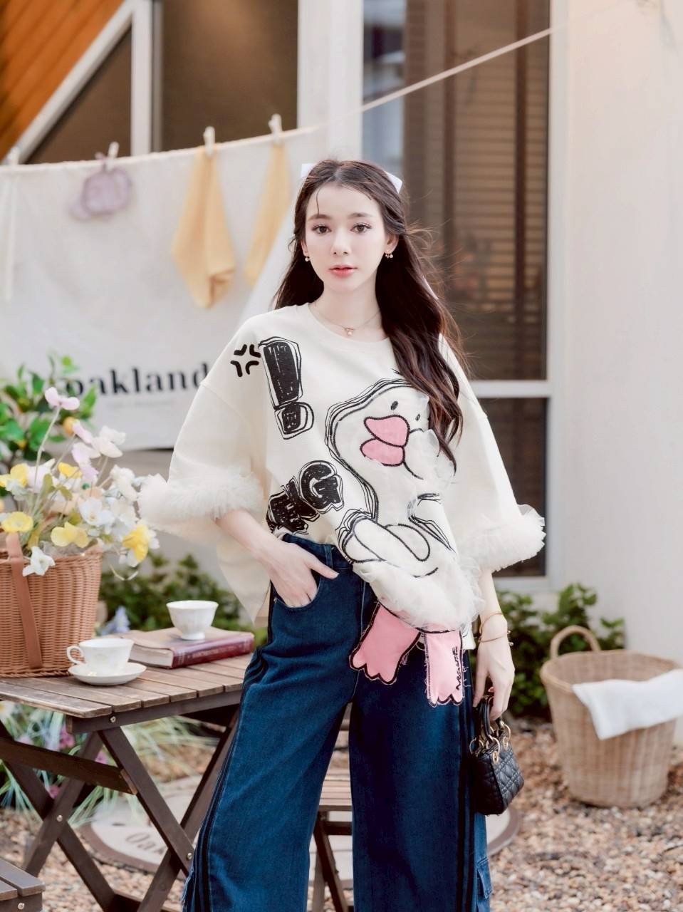 เสื้อ น้องเป็ดน้อยแก้มป่อง งานเสื้อเกรดพรีเมี่ยม ที่กำลังโซฮอตอยู่ตอนนี้นะคะ ดีเทล รายละเอียดอย่างจึ้ง ชอบความแขนใหญ่ แต่งระบายพองๆอย่างสวย ขาน้องเป็ดก็ทำถึงเกิ๊นน เก็บทุกเม็ดทุกรายละเอียด แม็ชได้ทั้งกระโปรง กางเกงเลยคะ น่ารักแบบมีเทสจริงๆ