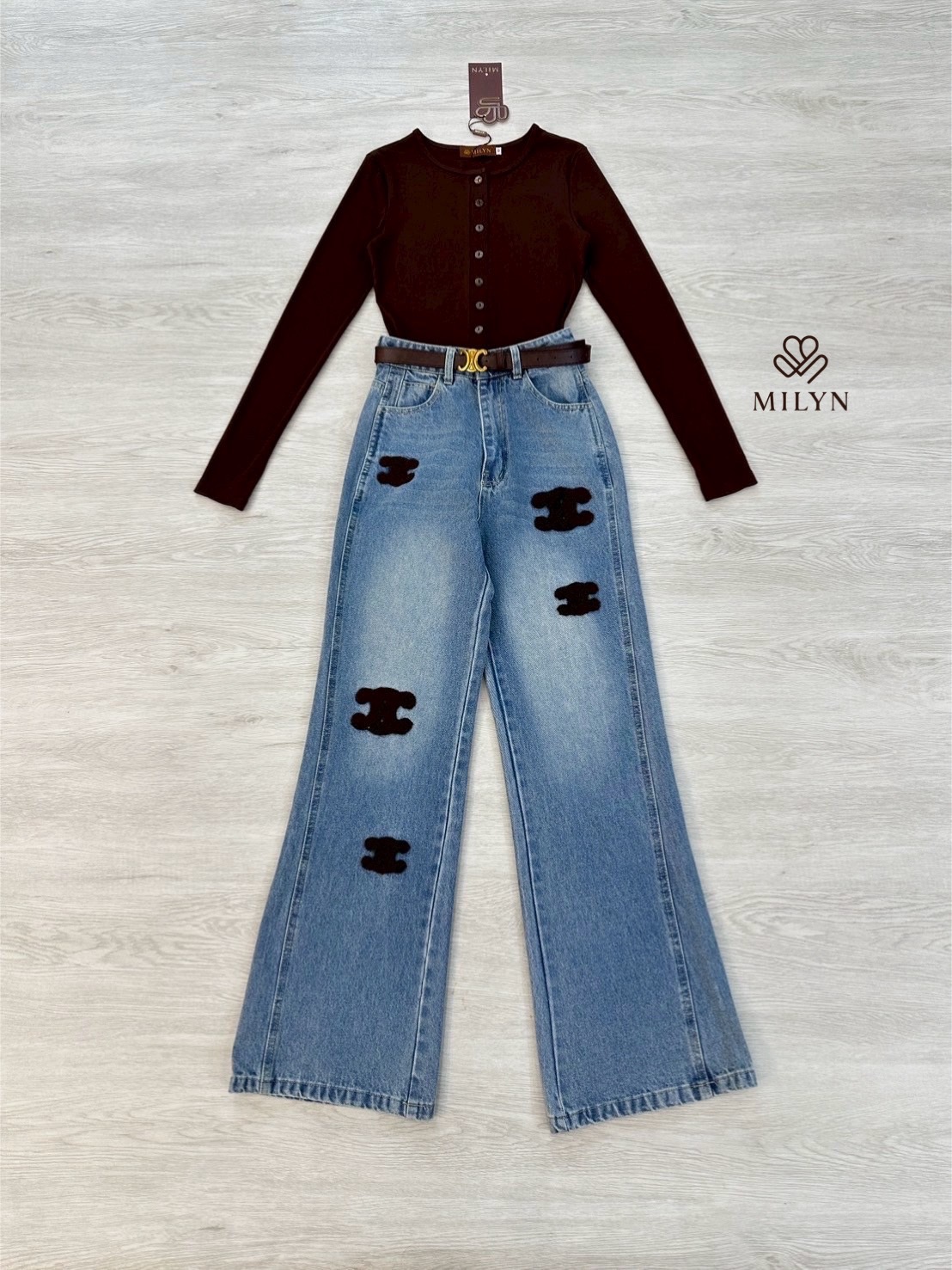 เซ็ต 2 ชิ้น สายชิคต้องมี! 🤎 บอดี้สูทแขนยาวสีช็อกโกแลต ดีไซน์คอปกติดกระดุม ปรับใส่ได้หลายสไตล์ เนื้อผ้ายืดหยุ่น ใส่กระชับสวย 👖 กางเกงยีนส์ทรงขาม้านิดๆเอวสูง แต่งดีเทลปะผ้าสีน้ำตาลสุดยูนีค