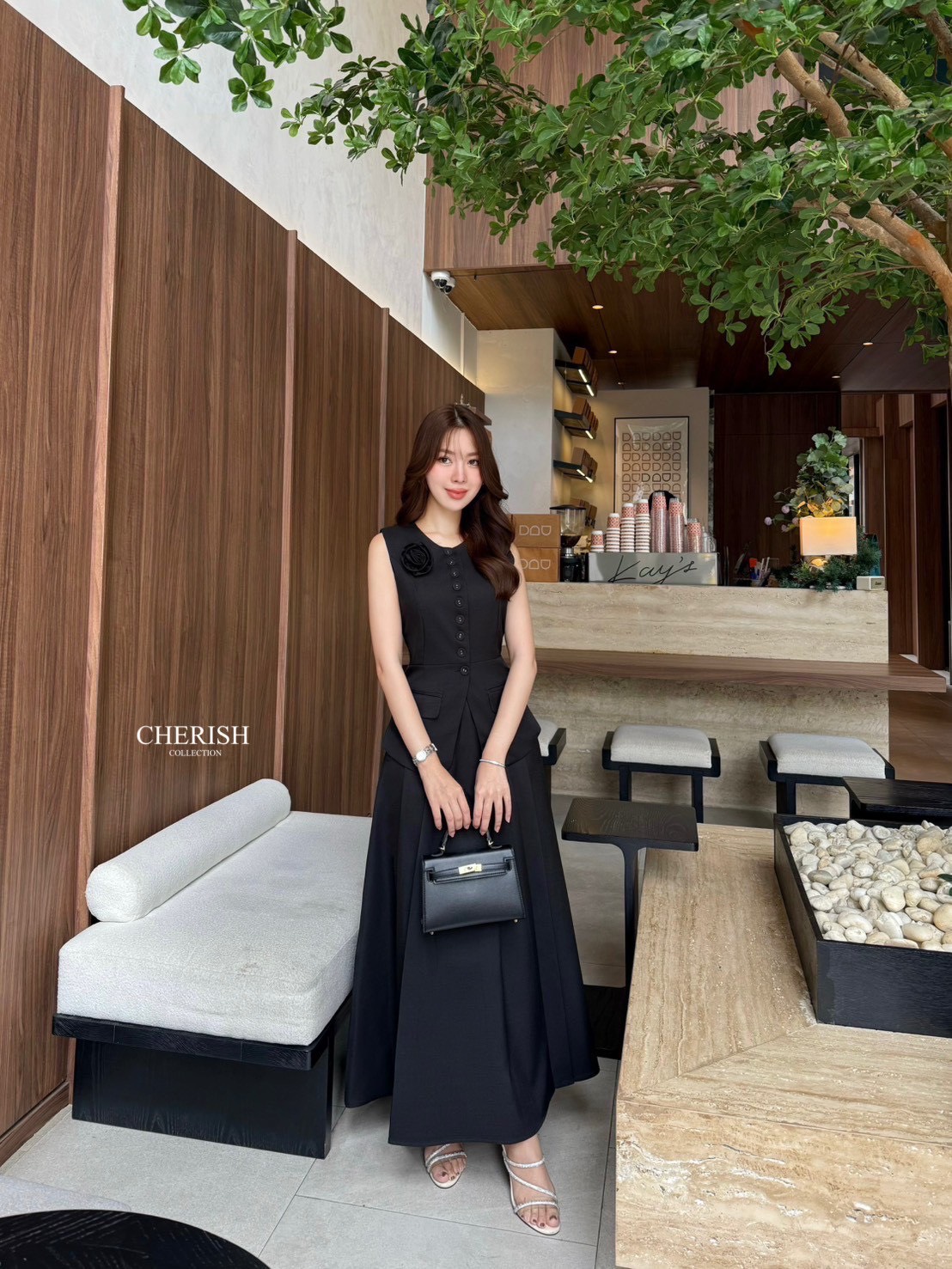 ชุดเซ็ท เสื้อ+กระโปรง สไตล์คุณหนู เรียบหรูดูผู้ดี เสื้อแขนกุดตัวยาวตกแต่งกระดุม มีกระเป๋า 2 ข้างใช้งานได้จริง มาพร้อมเข็มกลัดดอกไม้ จะติดตรงไหนก็ได้ตามใจชอบ ตัวกระโปรงบานเอวสูงจับจีบหน้ามีกระเป๋า 2 ข้าง ซับในอย่างดี จะใส่เดินห้างหรือไปงานสังสรรค์เข้าสังคม