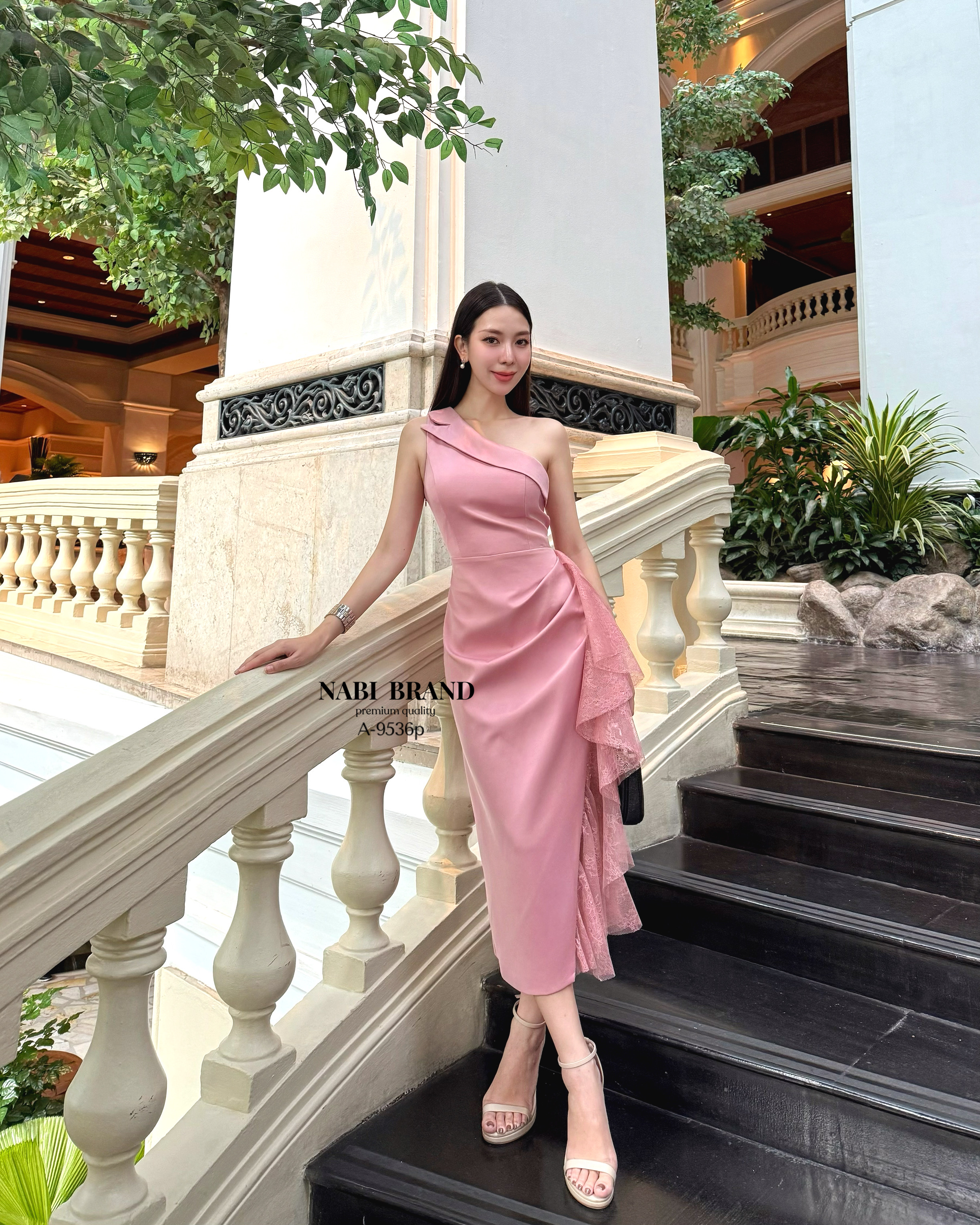 เดรสเข้ารูปทรงเปิดไหล่ สีชมพูนู้ด แต่งทรงปกคอพาดด้านบน เดรสทรงผ่าข้าง พับจีบด้านข้าง และแต่งเพิ่มด้วยผ้าลูกไม้ ชุดมีฟองน้ำและซับใน งานซิบ ใส่แล้วเลิศ ไม่บ้ง แน่นอนค่ะ 🩷 #เสื้อผ้างานป้าย #NABIBRAND #นาบีแบรนด์ #งานป้ายนาบี #เดรสยาว #เดรสเปิดไหล่ #ช