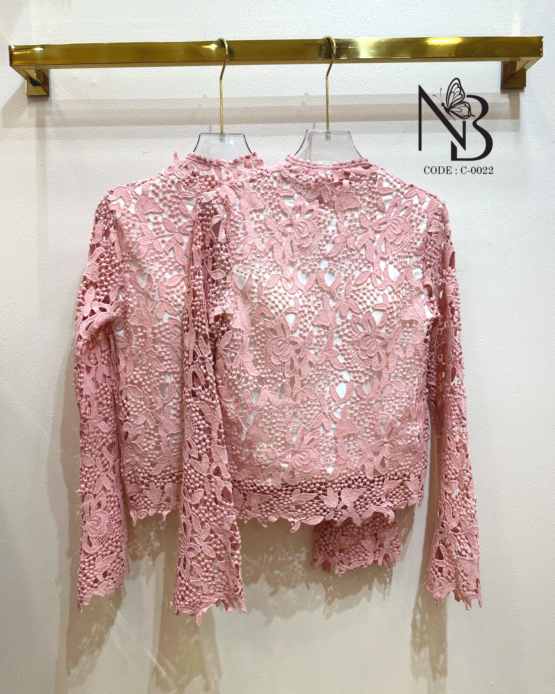 Label :: #NABIBRAND Code :: C-0022 Detail :: เสื้อลูกไม้ทรงคอเต่าแขนยาวแบบบานออก ชายระบาย มีซับในผ้าคอตตอน มีฟองน้ำเสริม มาด้วยกัน 2 สี สีฟ้าและสีขาว ชุดเข้าพรรษา ทอดกฐิน งานบุญ งานวัด งานเทศกาลไทยต่างๆ ใครที่มีกระโปรงผ้าถุงที่บ้านอยู่แล้ว อยากได้แค่เสื้อ